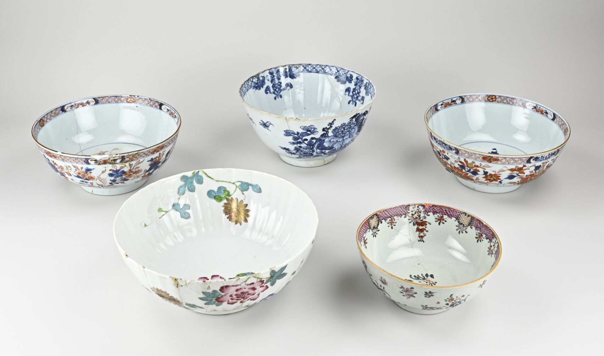 Five 18th century Chinese bowls Ø 19 - 25 cm.