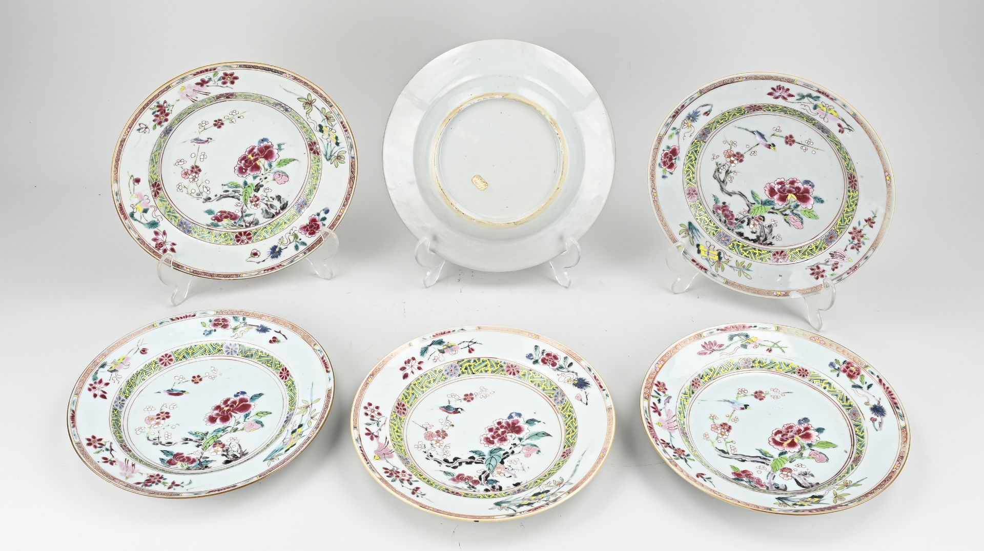 Six 18th century Chinese plates Ø 22.2 cm.
