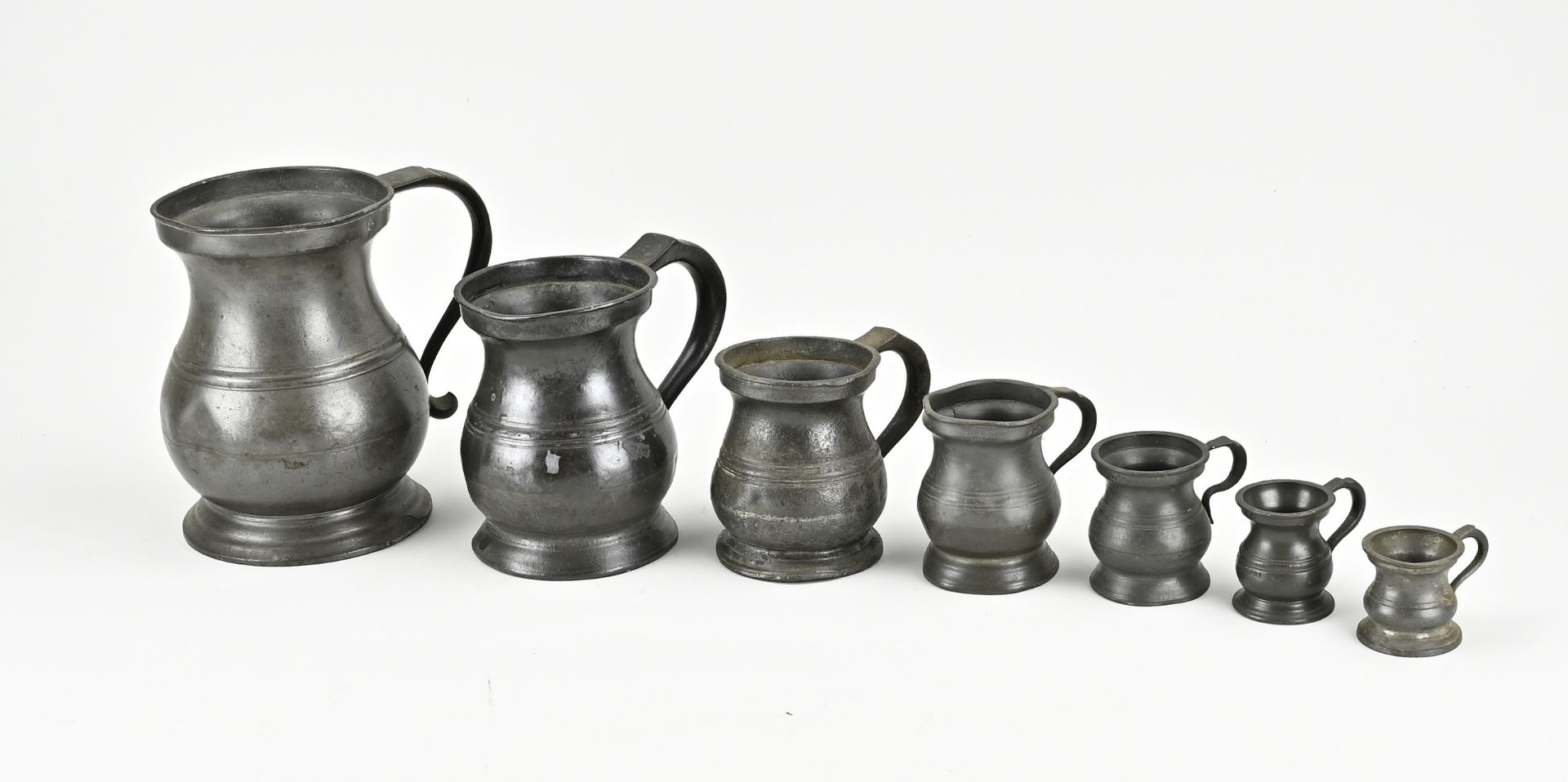 Set of pewter measuring cups (7x)