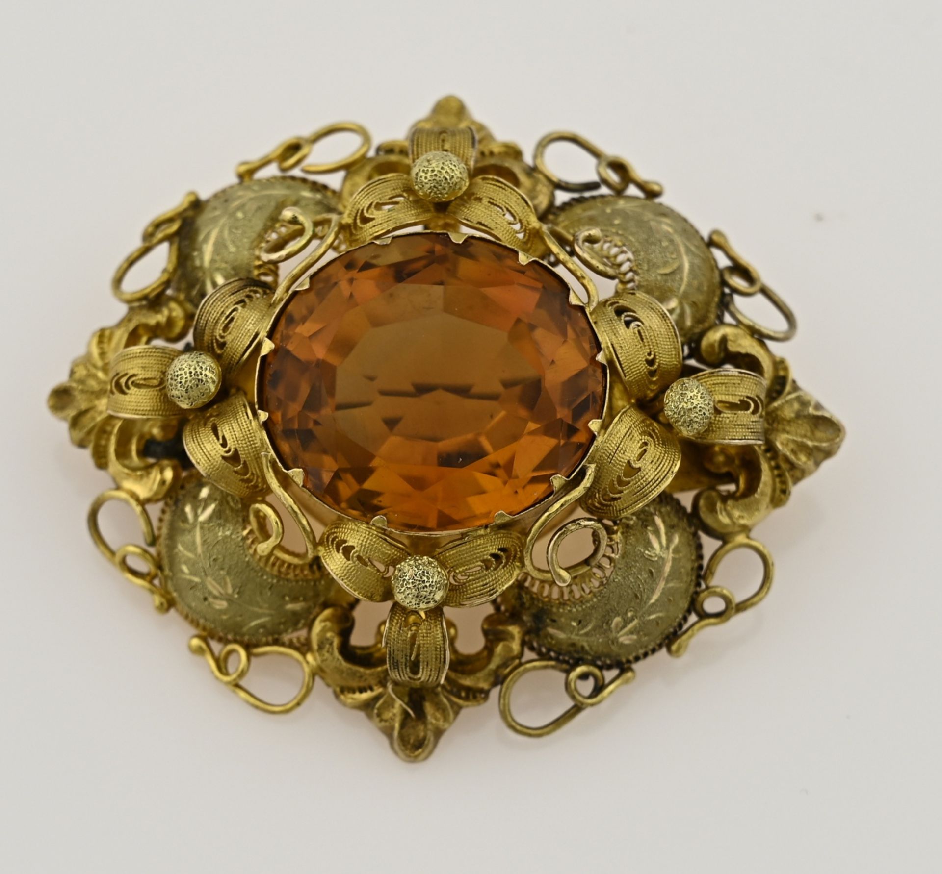 Gold brooch with citrine