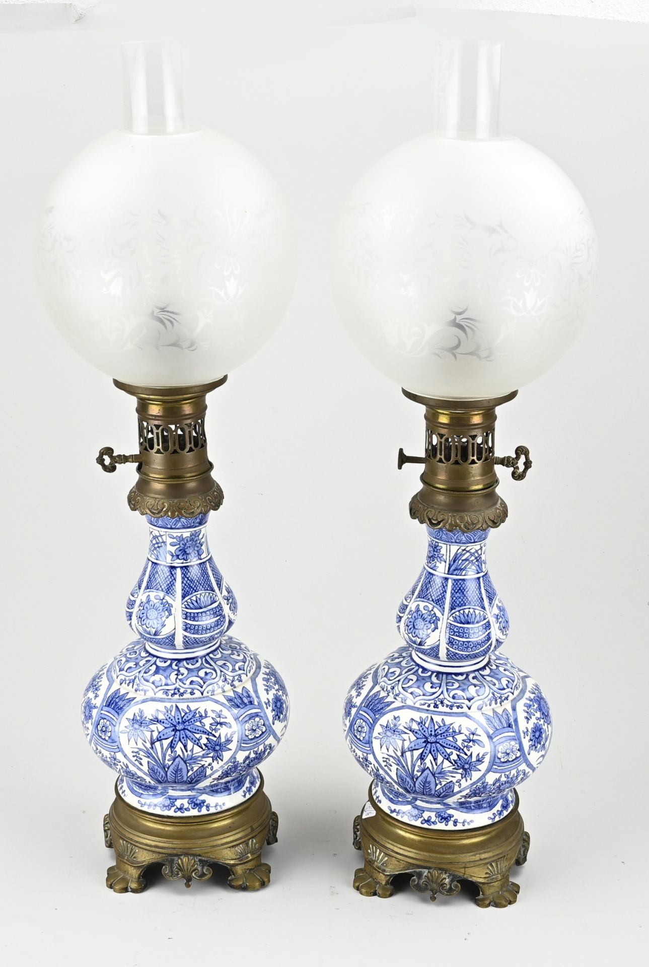Two antique kerosene lamps, H 60 cm.