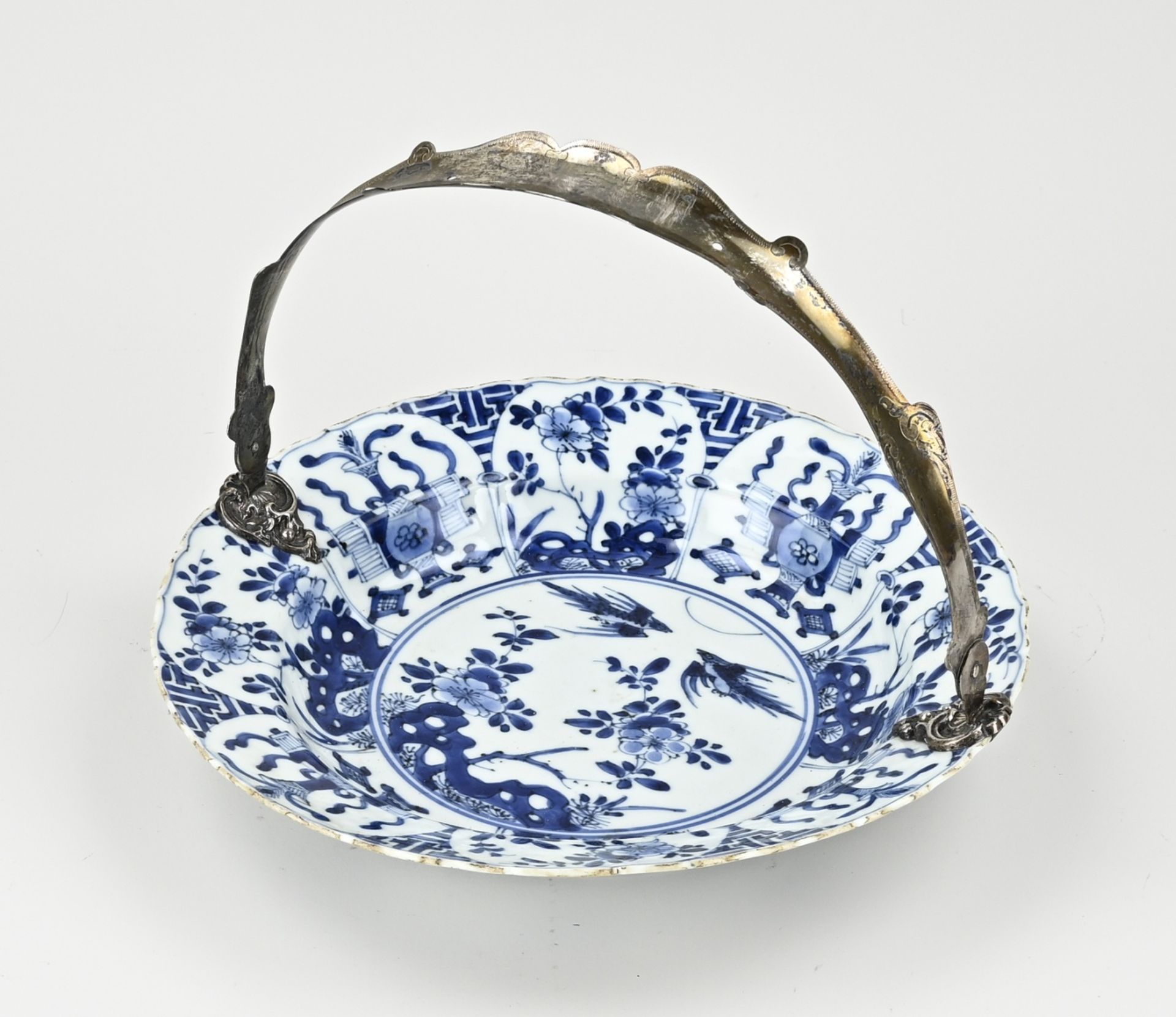 Chinese dish with silver bracket Ø 26.2 cm.