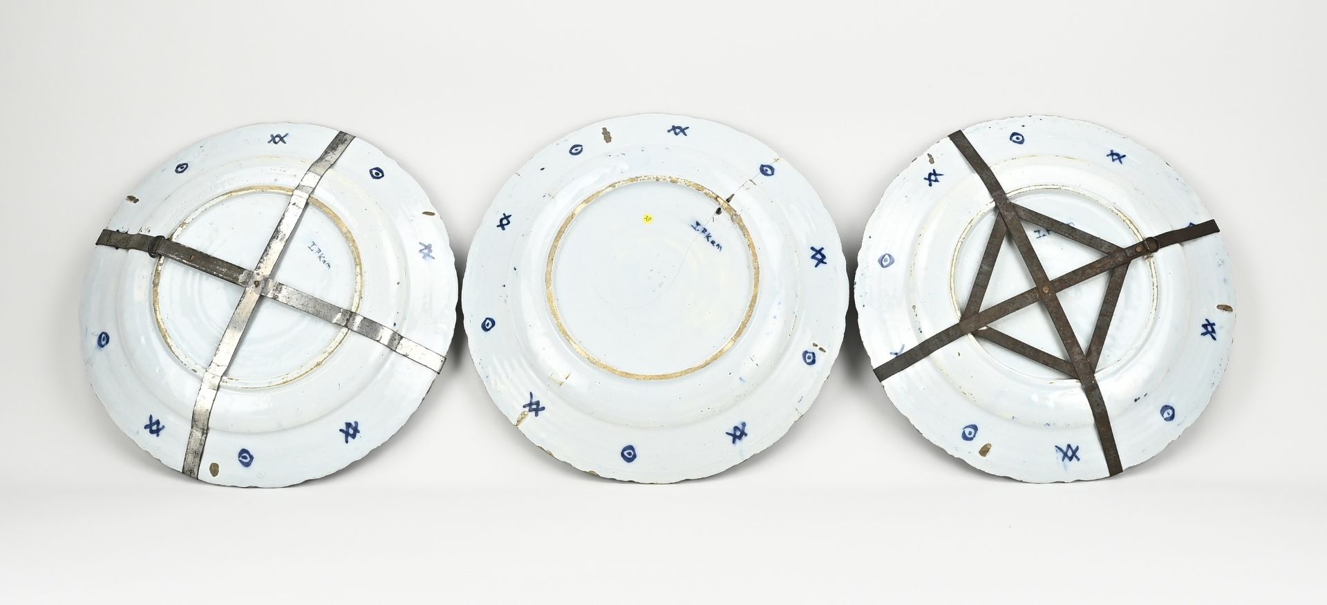 Three Delft dishes Ø 31 cm. - Bild 2 aus 2