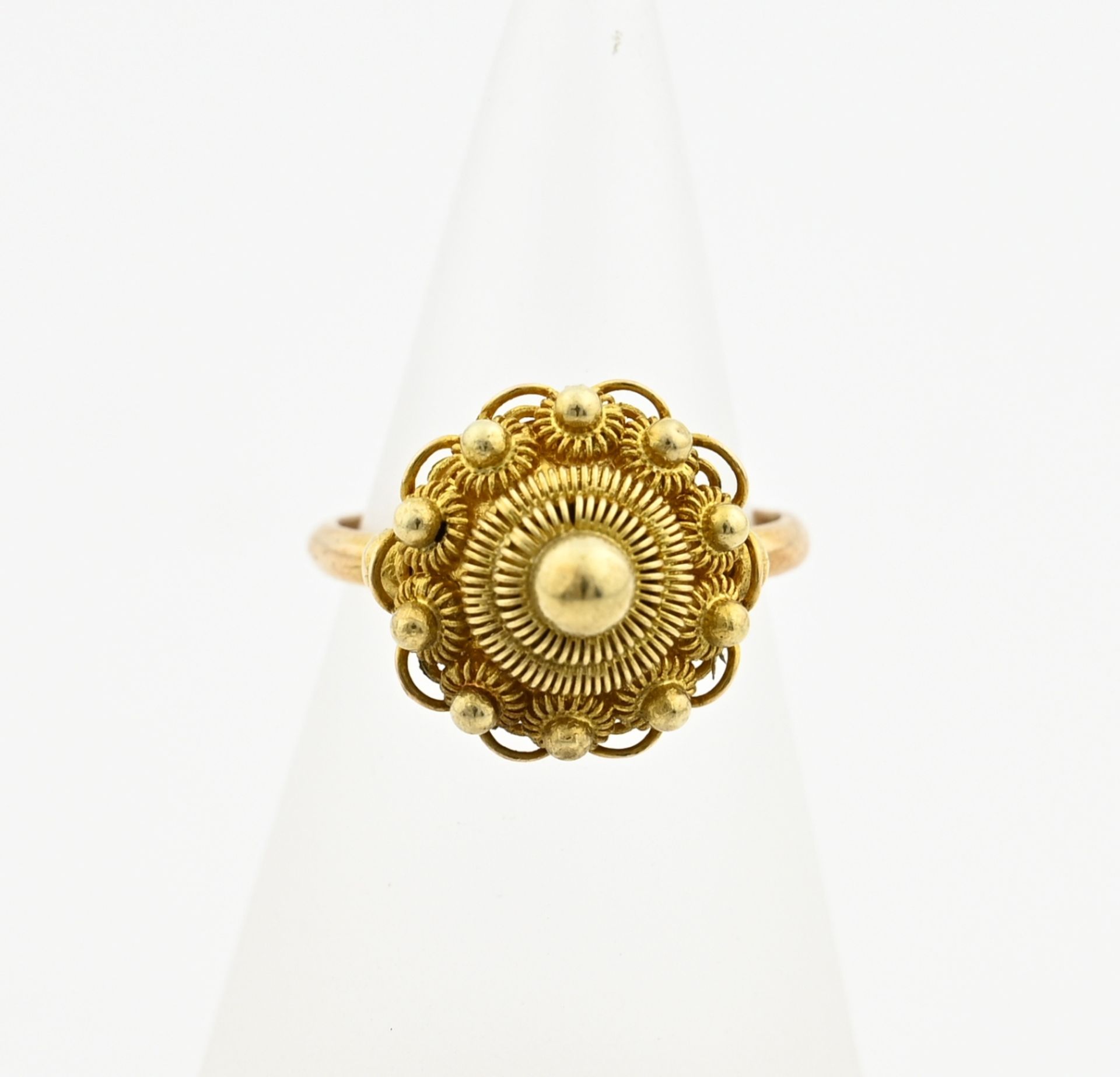 Gold ring with Zeeland button