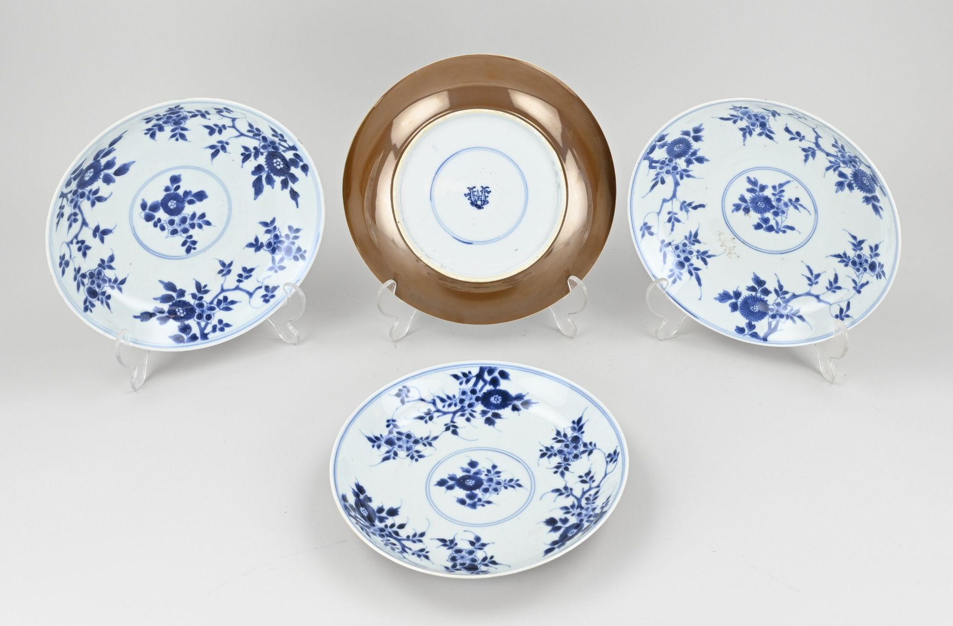 Four Chinese plates Ø 21.7 cm.