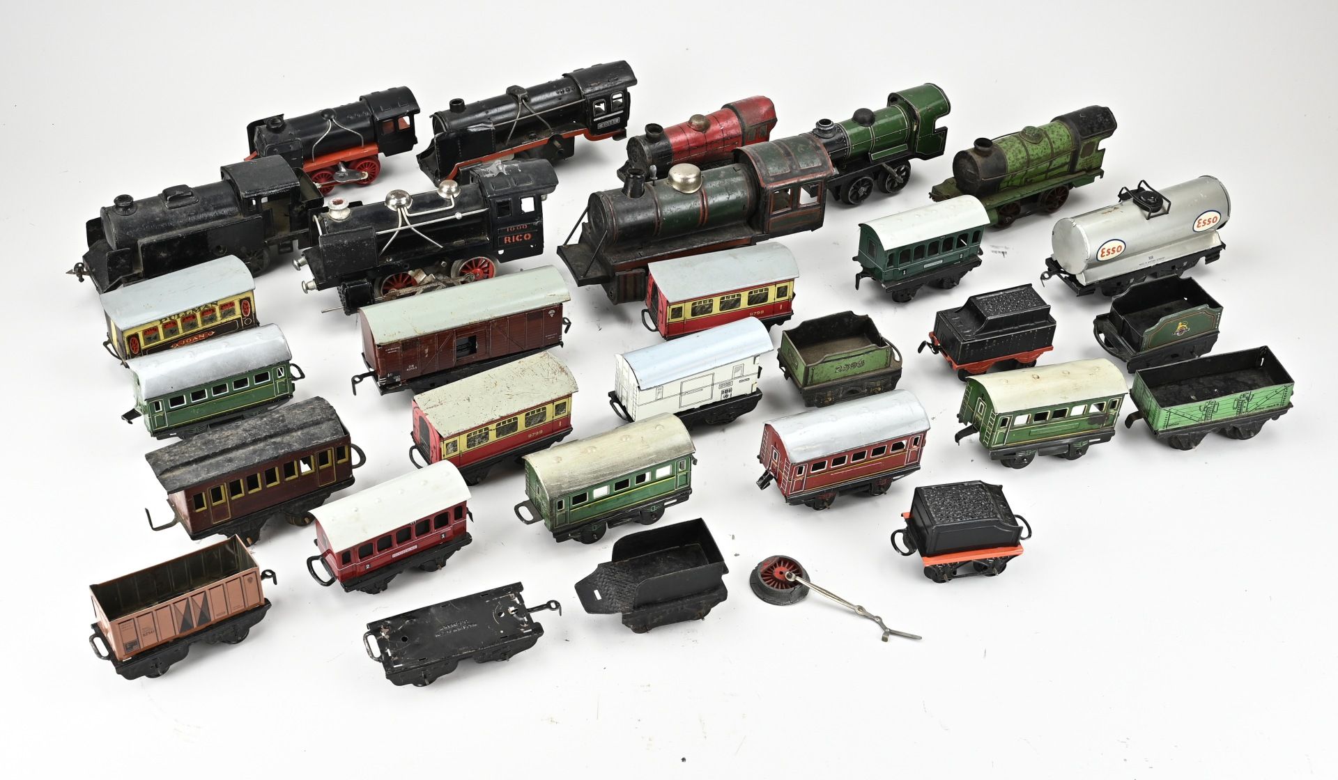 Lot of tin railway toys