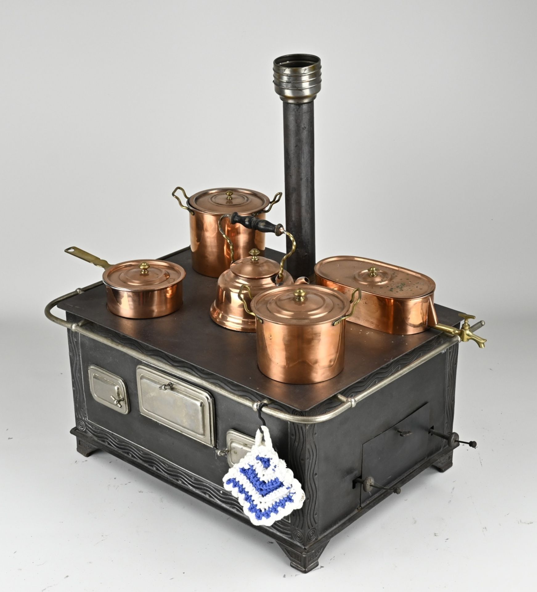 Children's stove + copper pans - Image 2 of 2