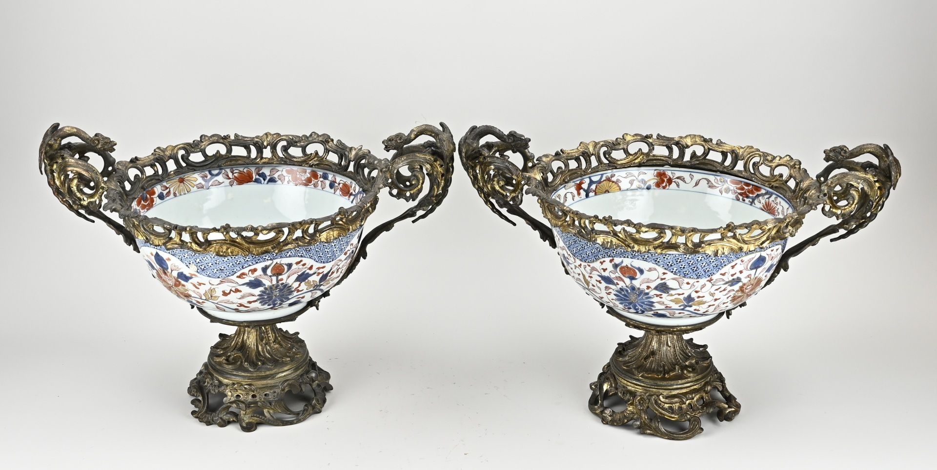 2x Imari bowl with frame Ø 33 cm.