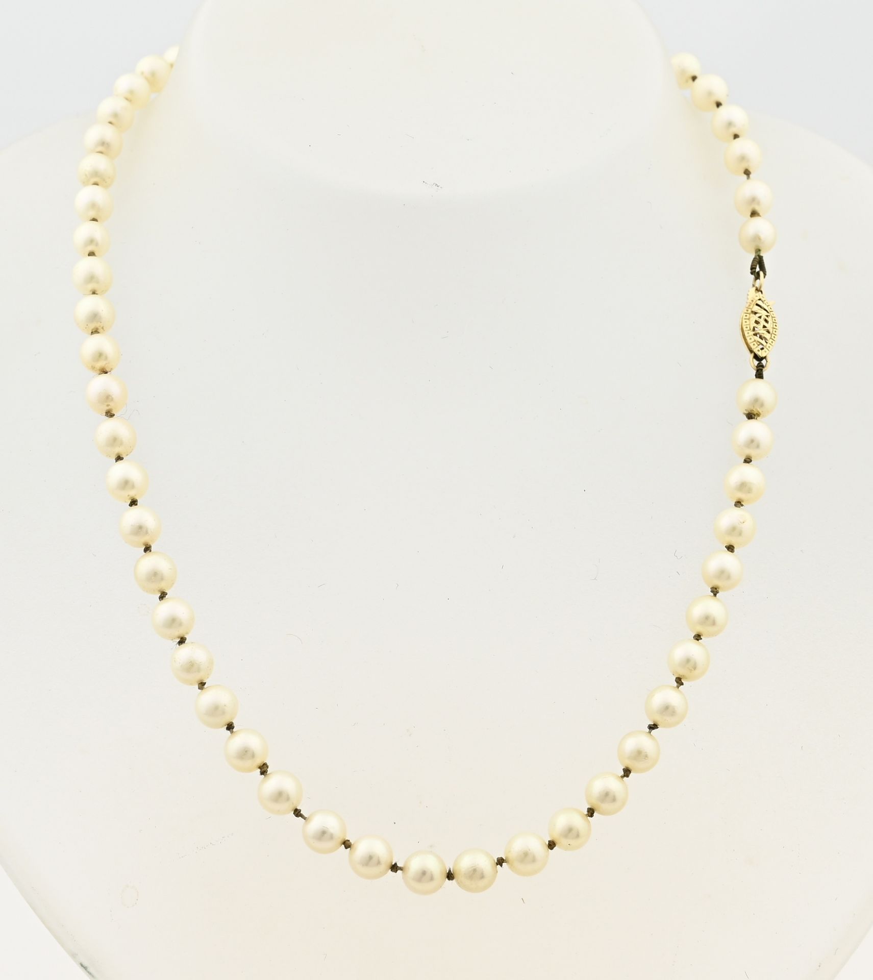Necklace of cultured pearls with gold clasp