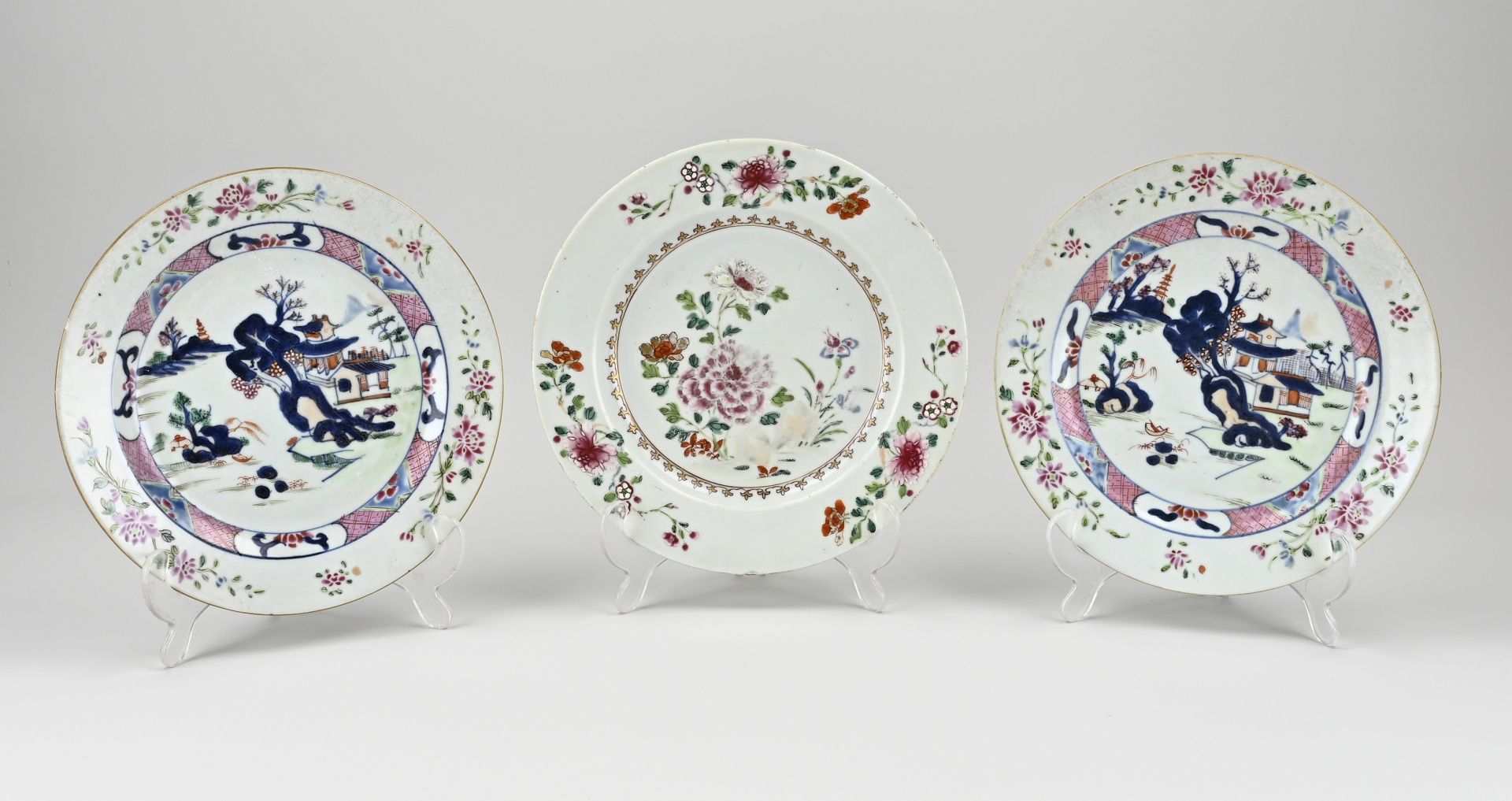 Three Chinese plates Ø 23 cm.