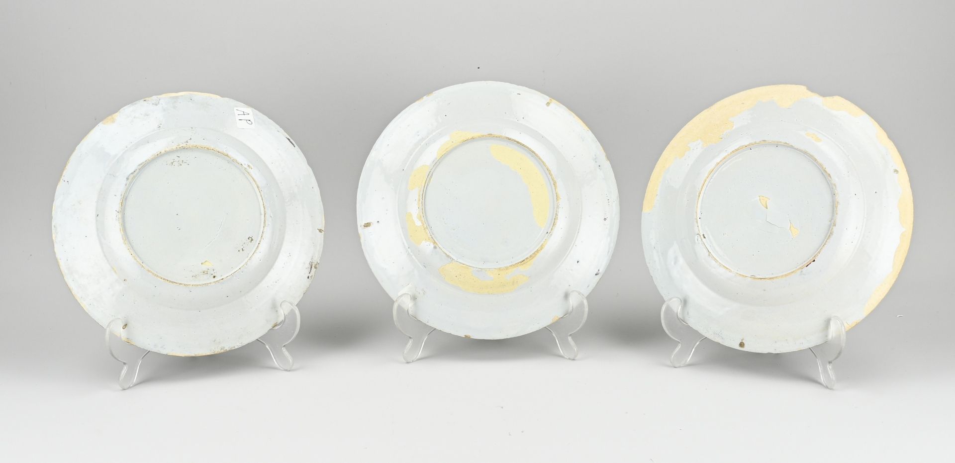 Three Delft plates Ø 22.8 cm. - Bild 2 aus 2