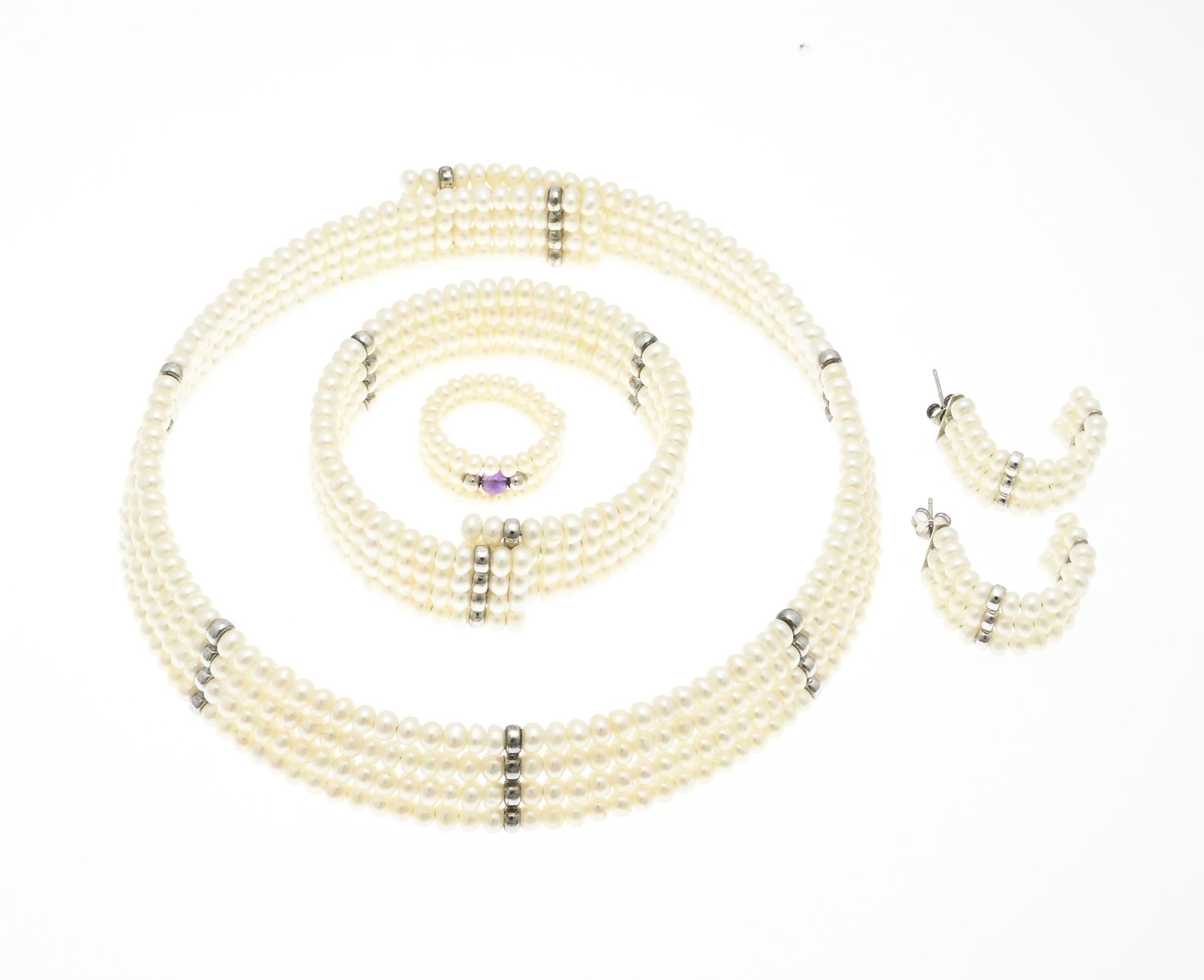 Set of jewelry with pearls