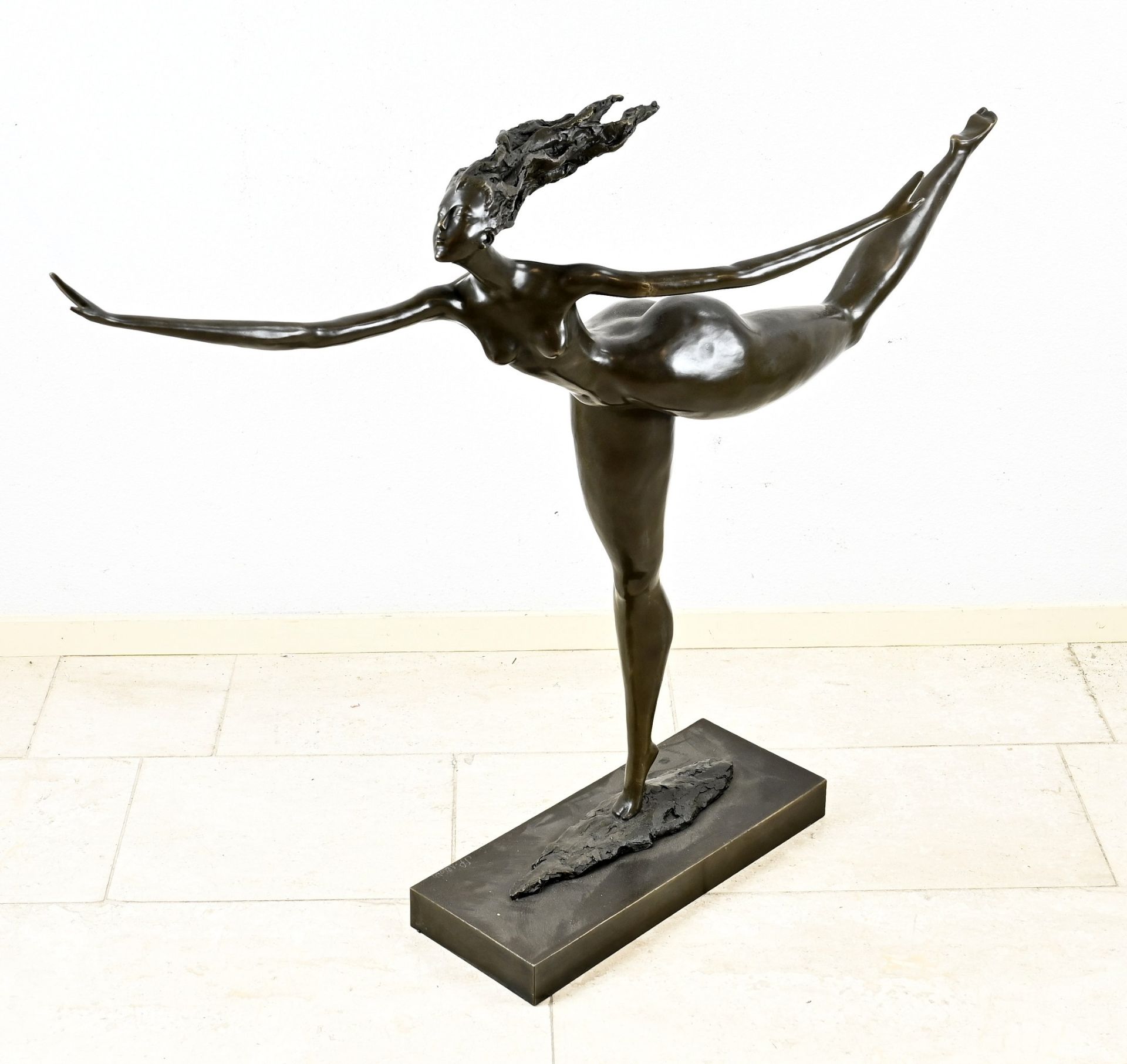 Bronze figure, Naked lady