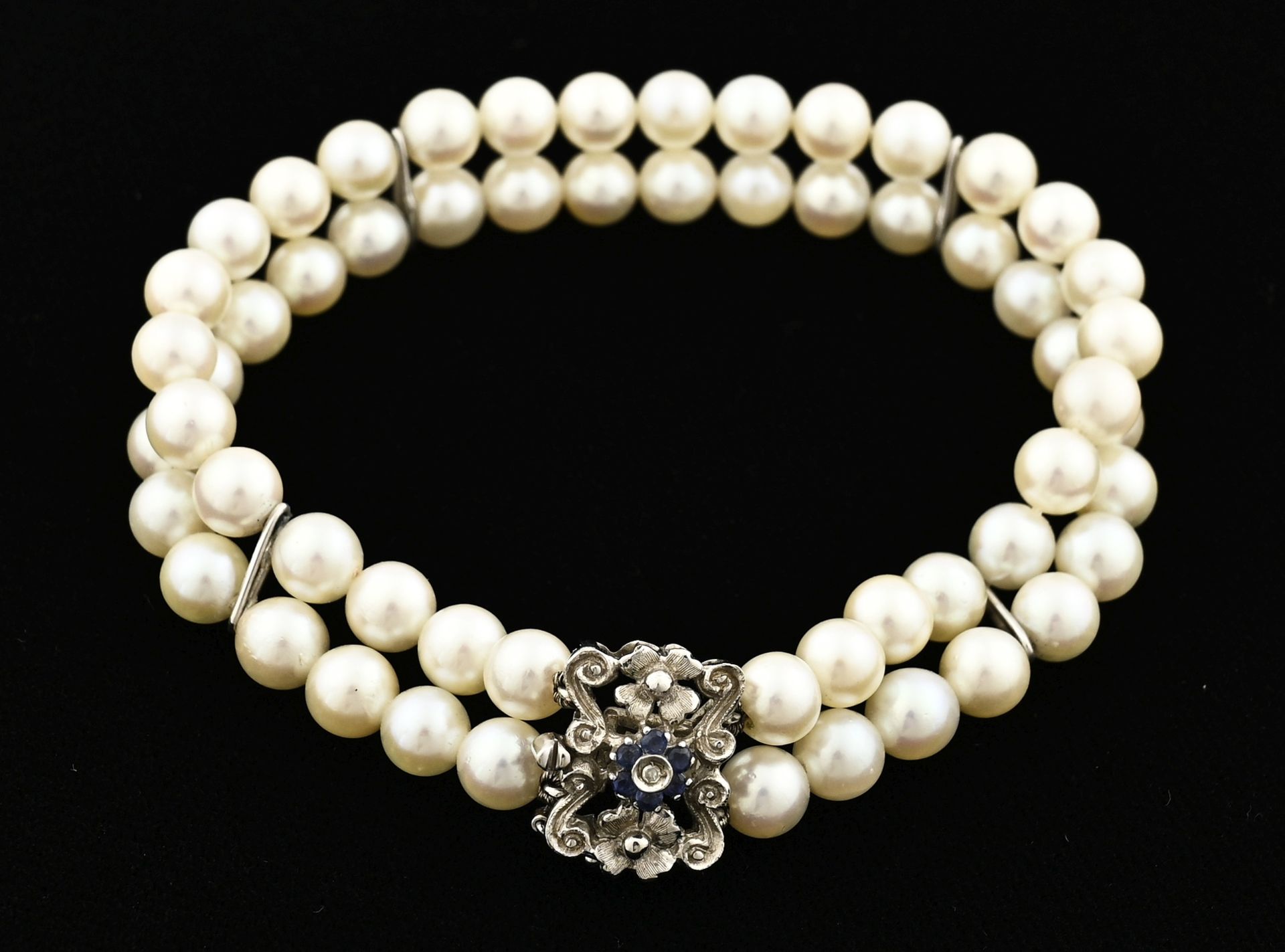 Pearl bracelet with white gold clasp