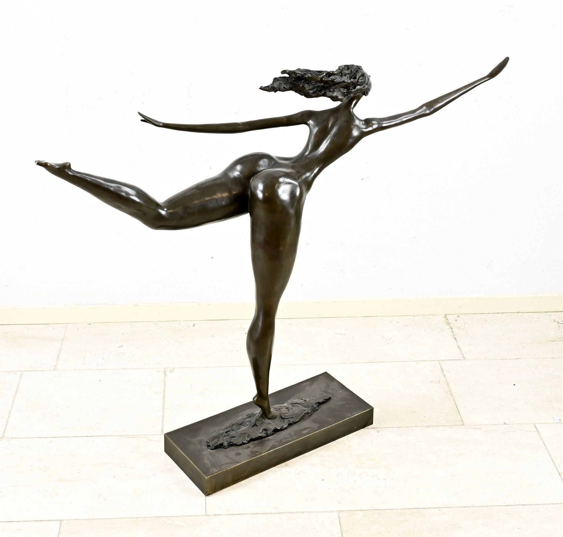 Bronze figure, Naked lady - Image 2 of 2