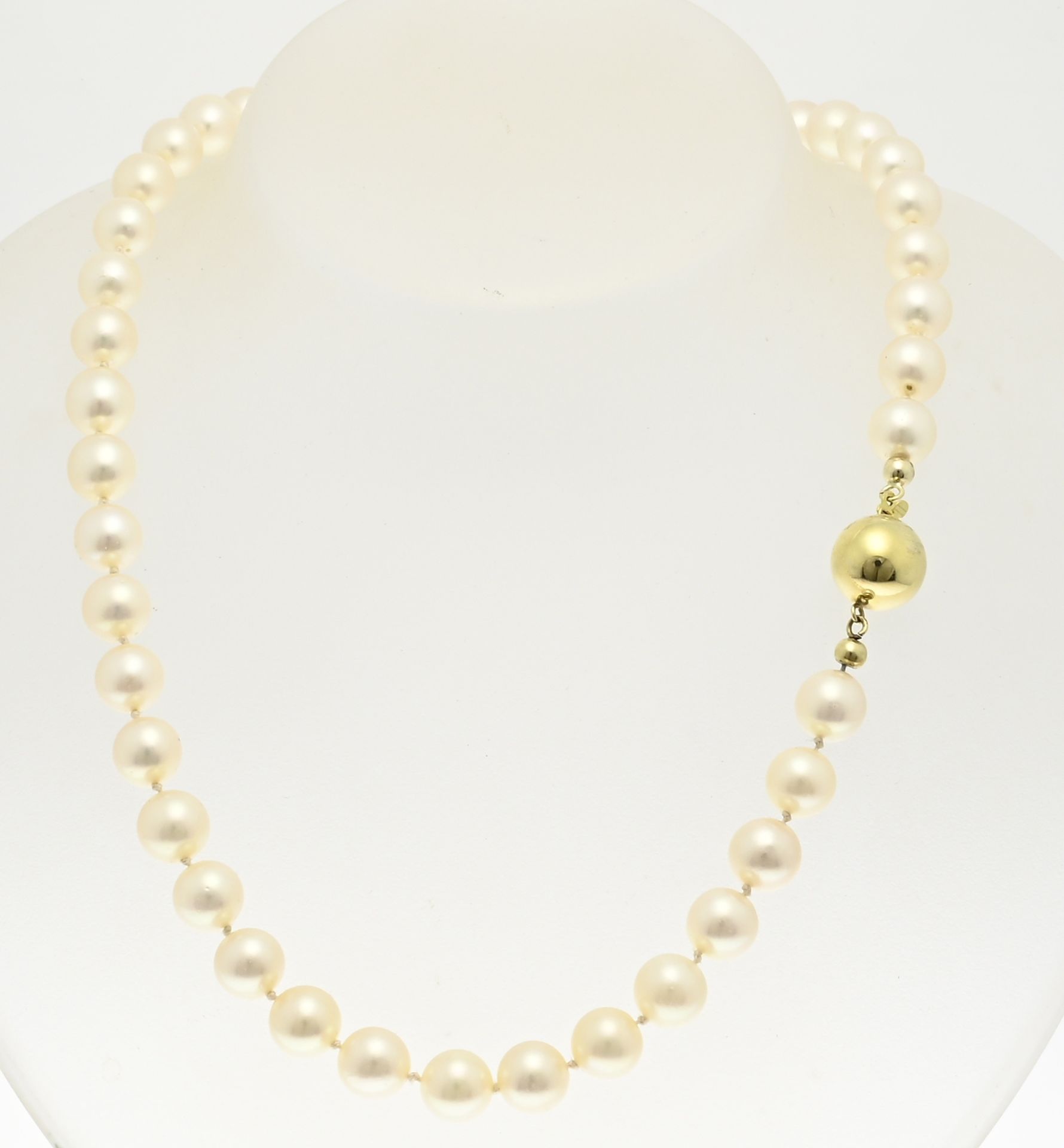 Pearl necklace with gold clasp