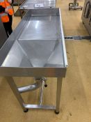 STAINLESS TABLE WITH OUTPUT DRAIN