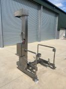 TOTE BIN LIFTER AND TIPPER