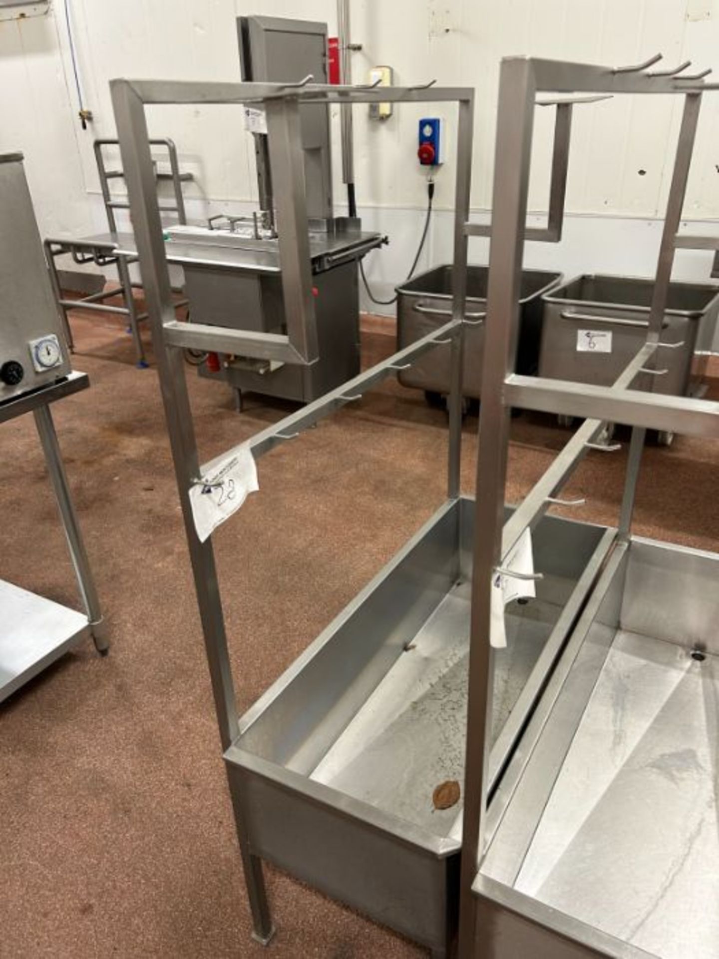 APRON/GLOVE WASHSTAND WITH TROUGH