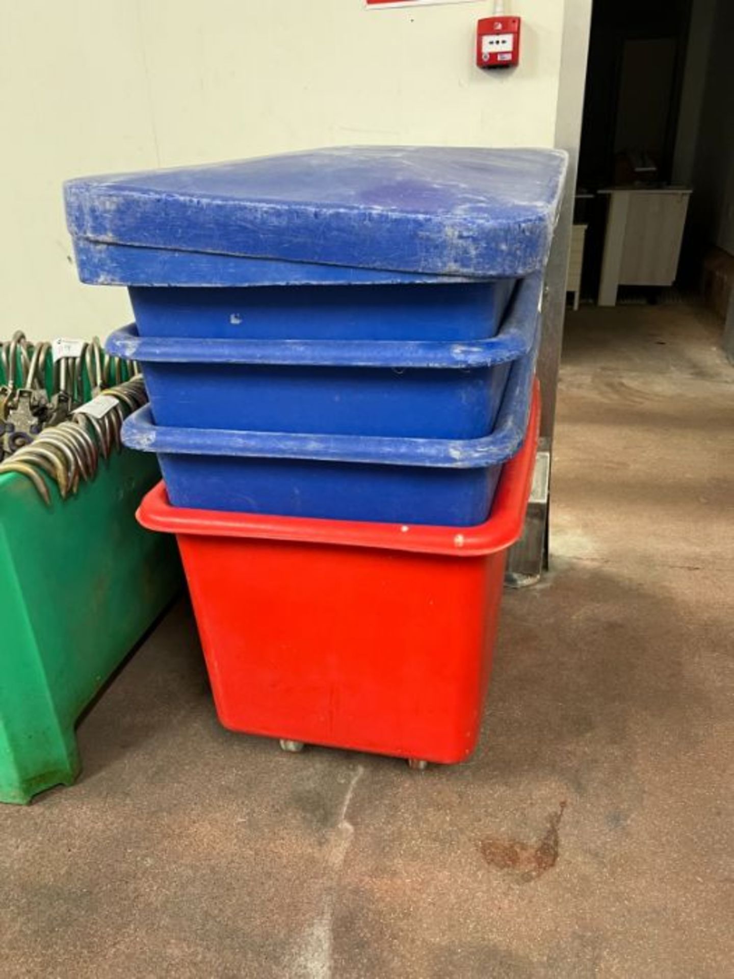 4 MOBILE PLASTIC BINS AND 2 LIDS - Image 3 of 4