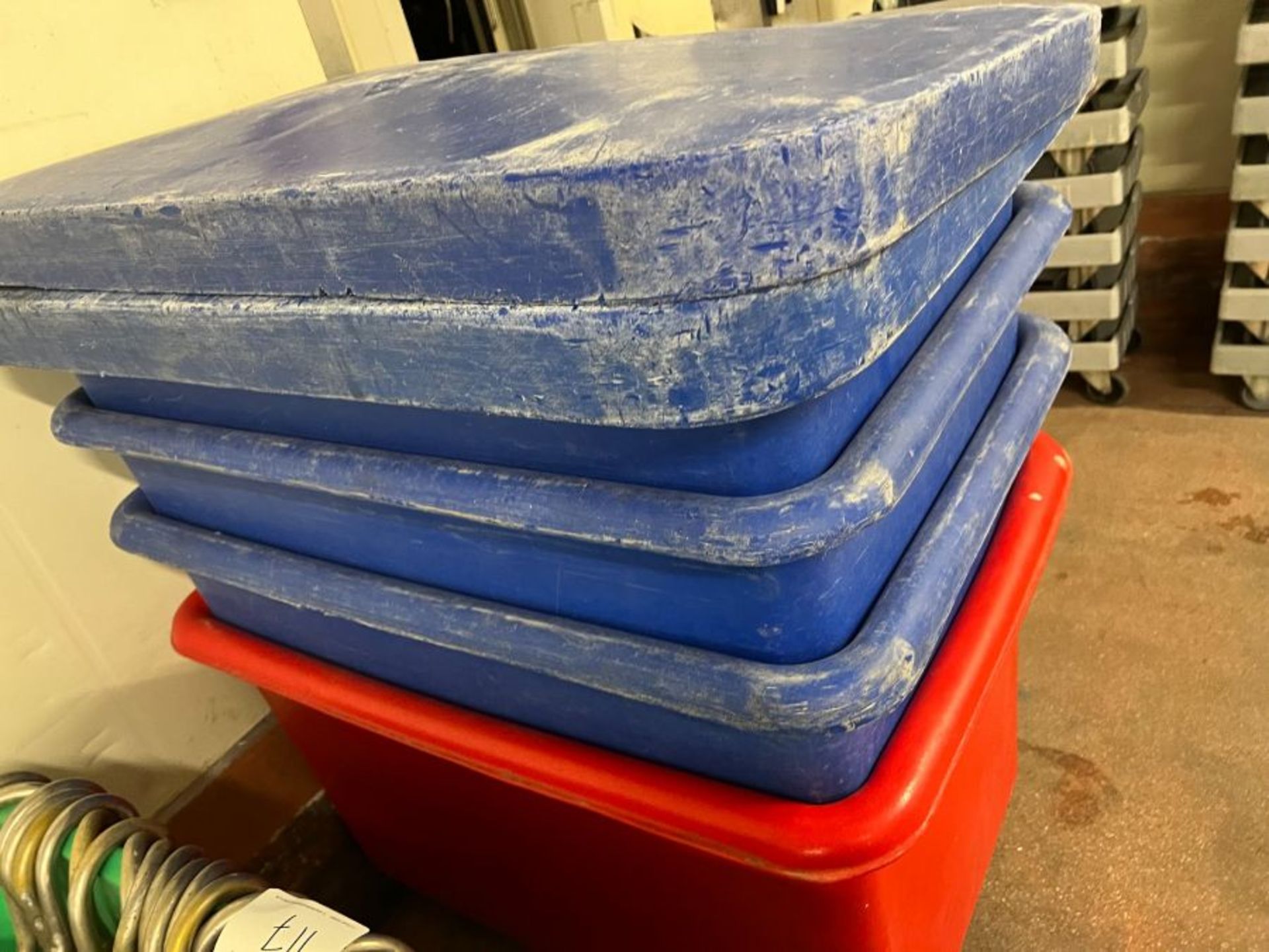 4 MOBILE PLASTIC BINS AND 2 LIDS - Image 4 of 4