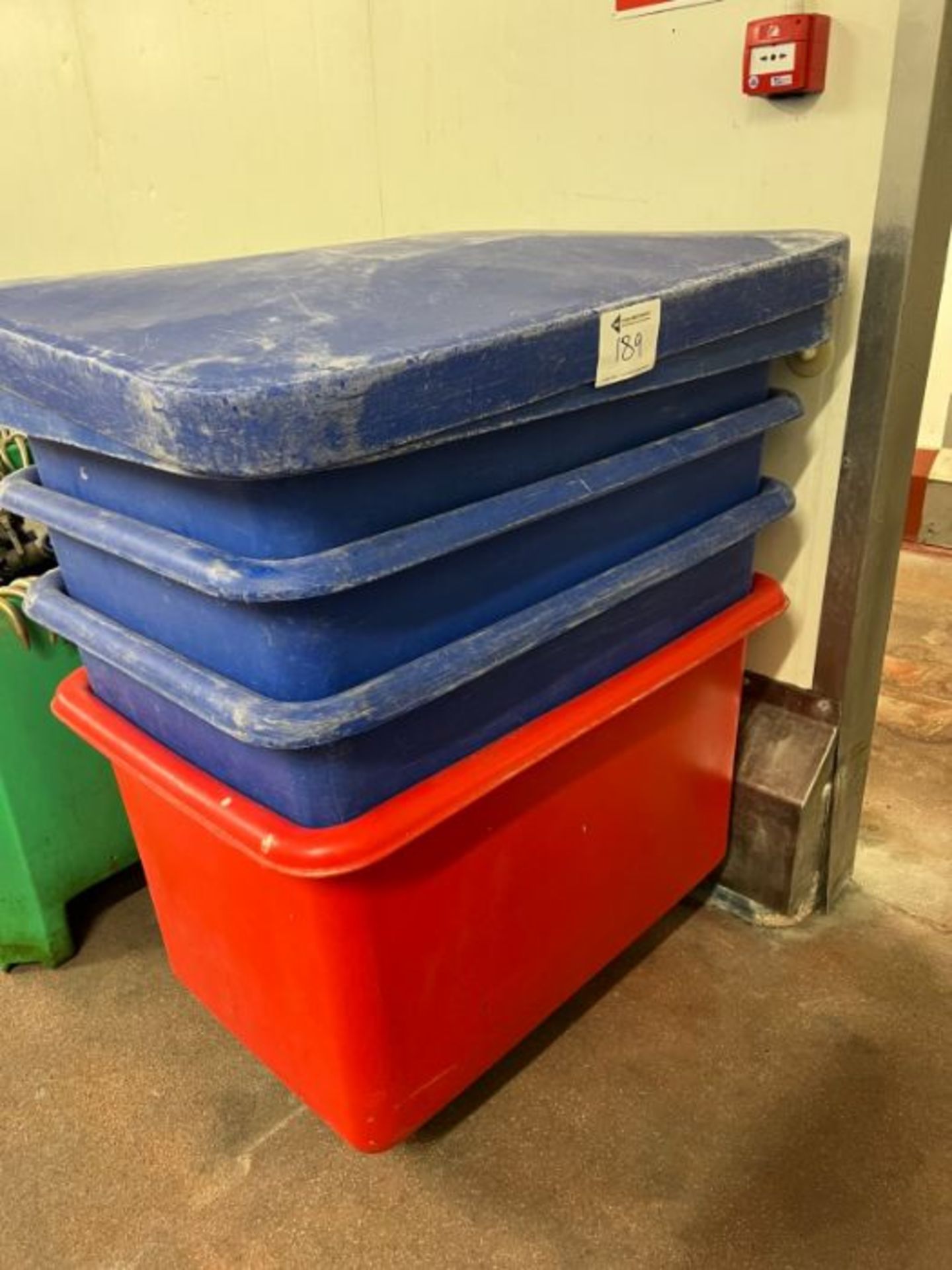4 MOBILE PLASTIC BINS AND 2 LIDS - Image 2 of 4