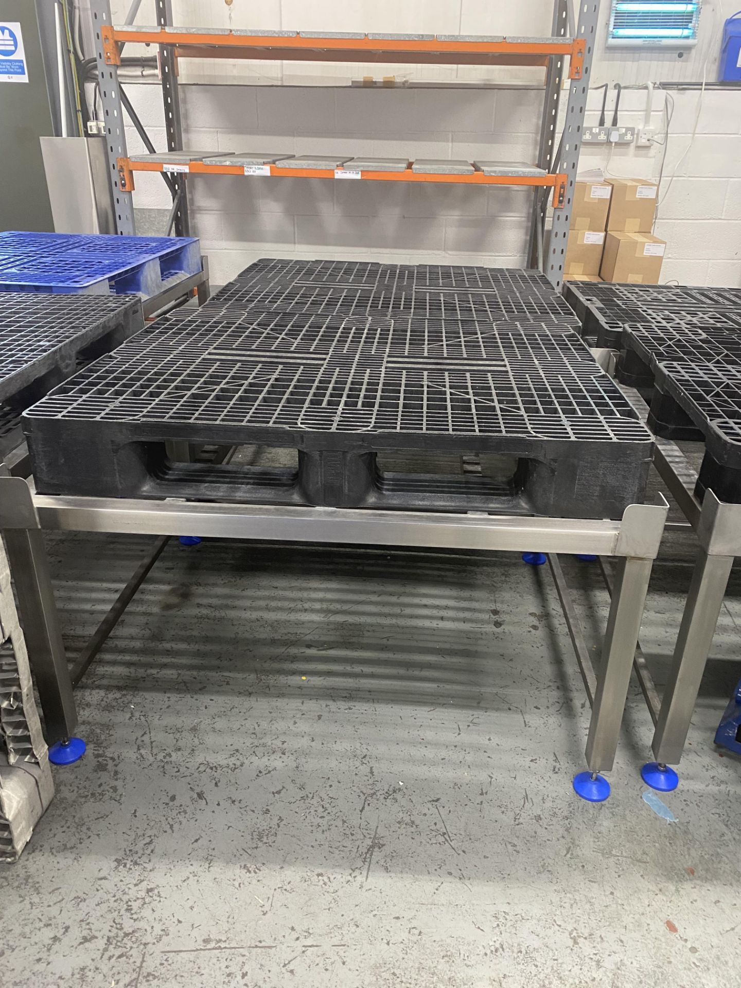 STAINLESS STEEL PALLET TABLES