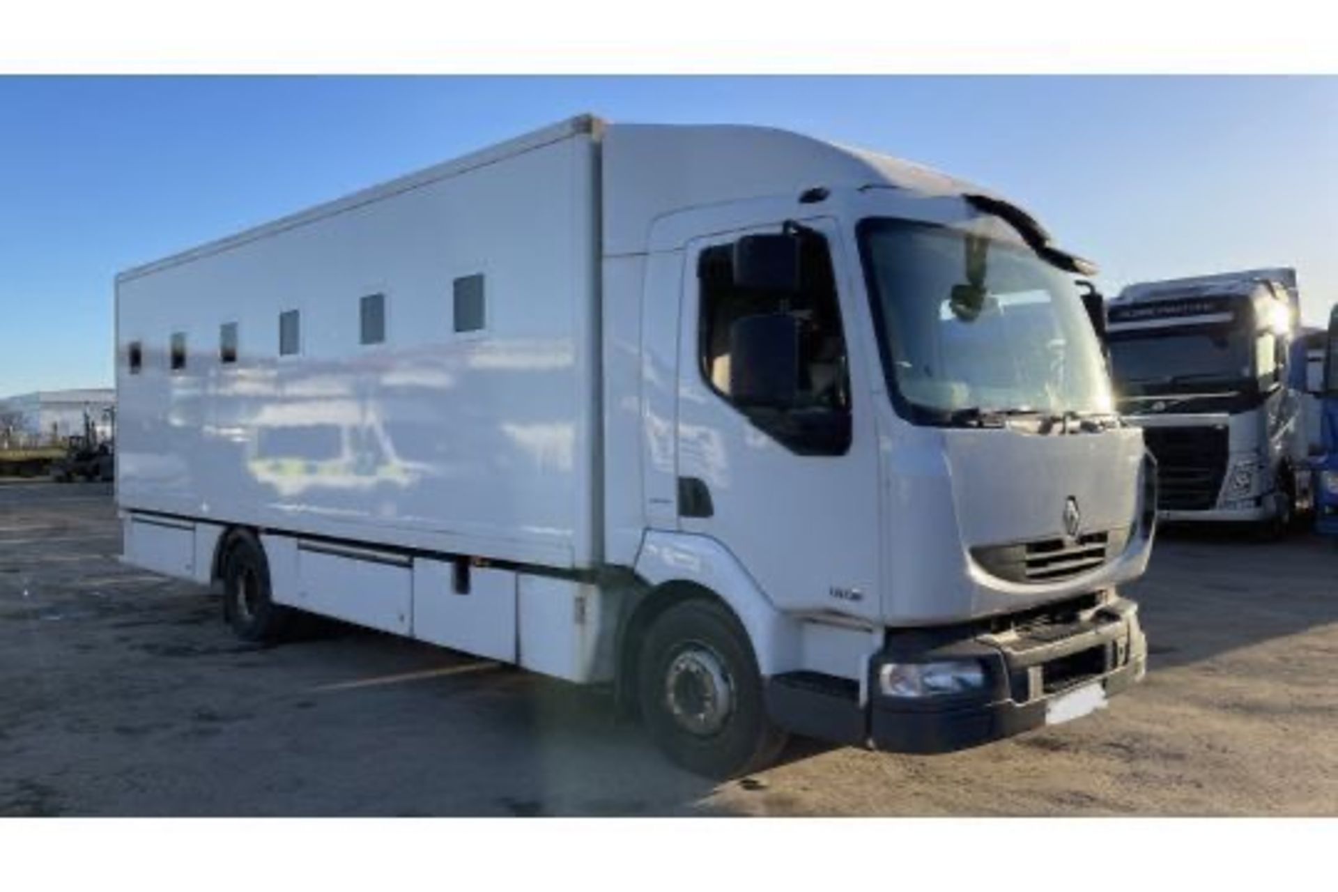 PO11 OXN 2011 RENAULT MIDLUM 180 DXI. MANUAL GEARBOX. DIESEL A/C. REAR VIEW CAMERA. 10 X CELLS.