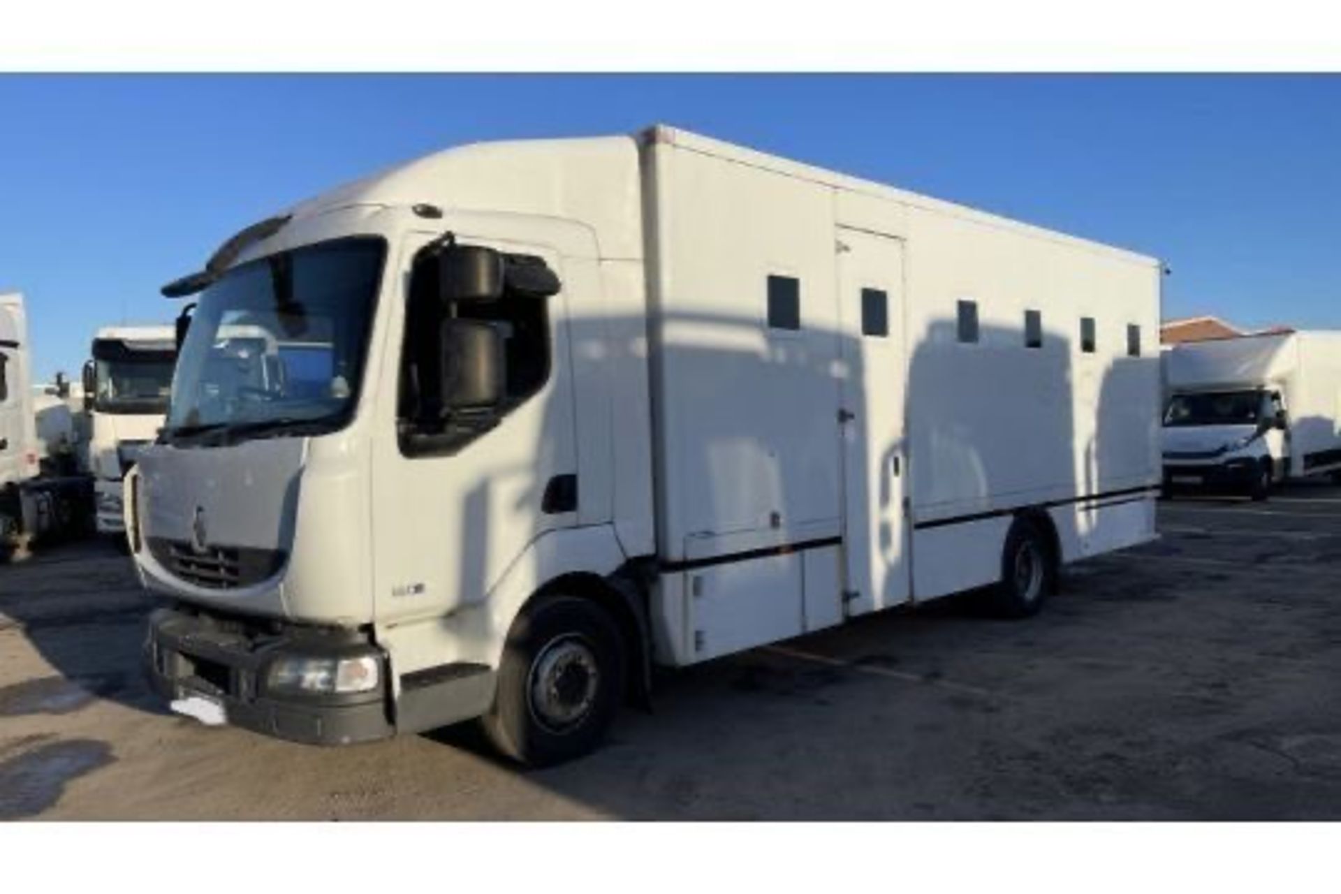 PO11 OXN 2011 RENAULT MIDLUM 180 DXI. MANUAL GEARBOX. DIESEL A/C. REAR VIEW CAMERA. 10 X CELLS. - Image 2 of 23