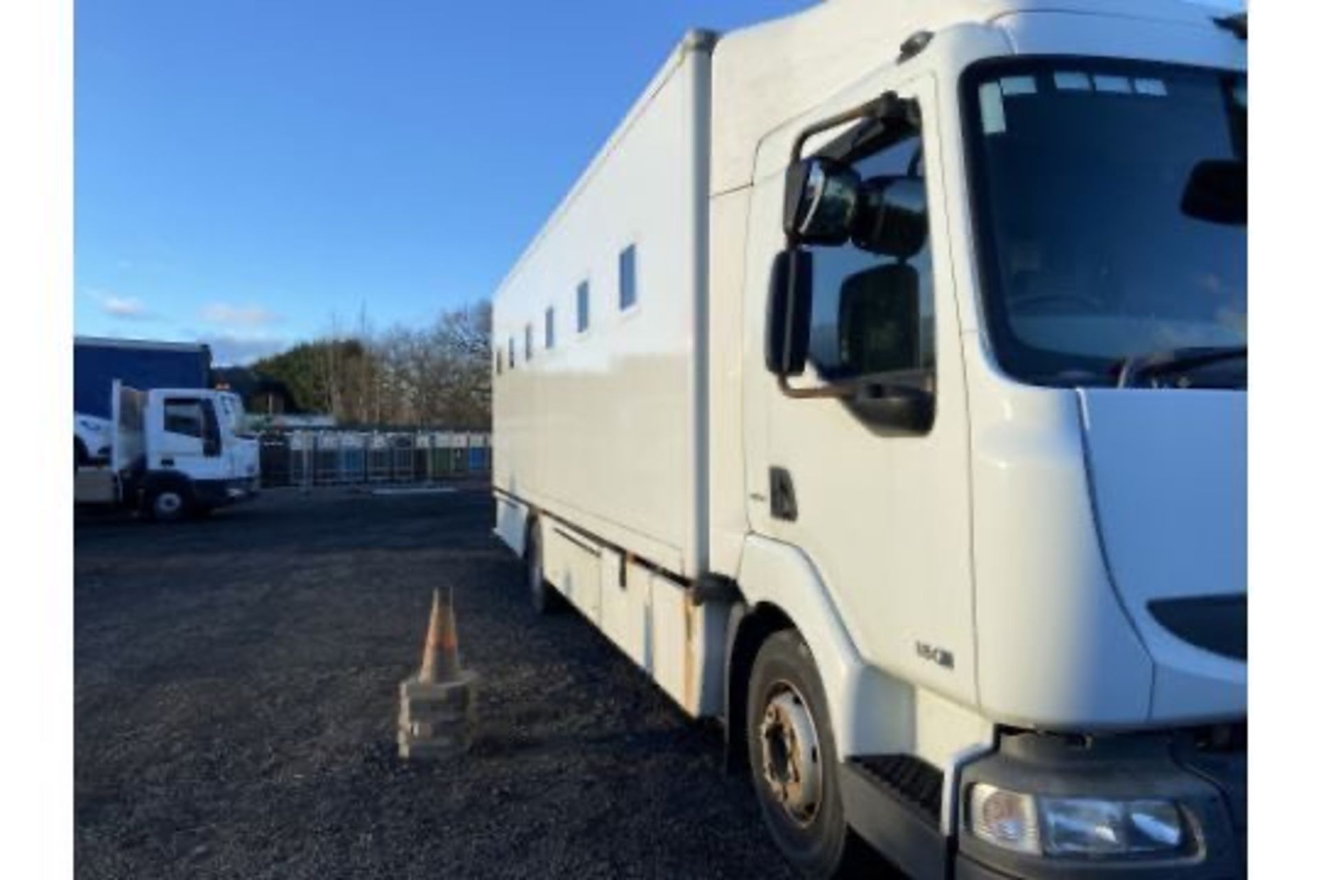 PO11 OXT 2011 RENAULT MIDLUM 180 DXI. MANUAL GEARBOX. DIESEL A/C. REAR VIEW CAMERA. 10 X CELLS.