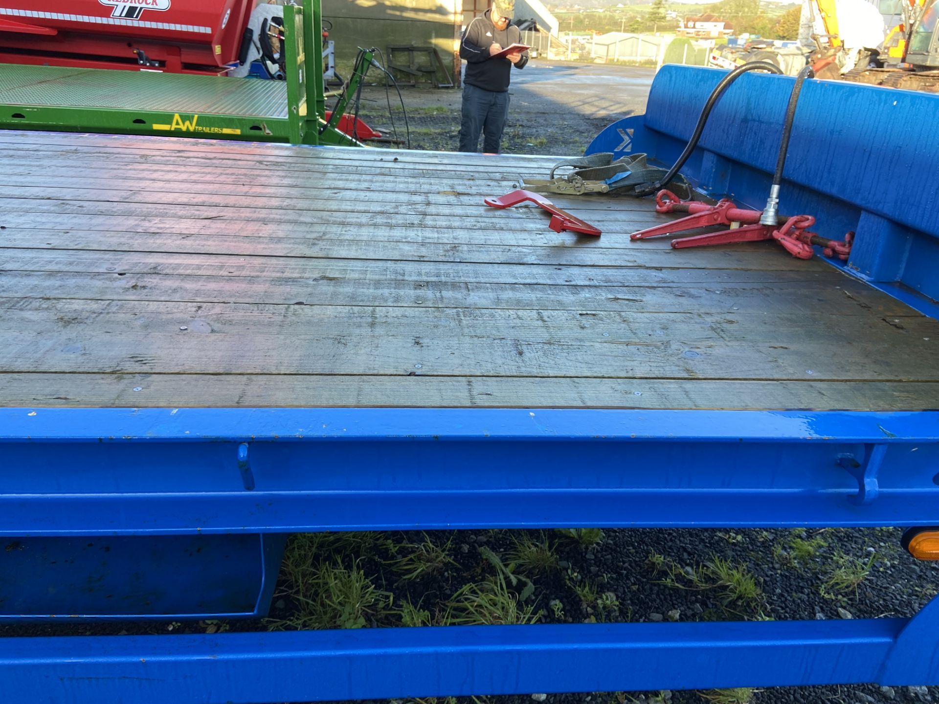 K - QUIP 20ft flatbed plant trailer with ramps - Image 4 of 16