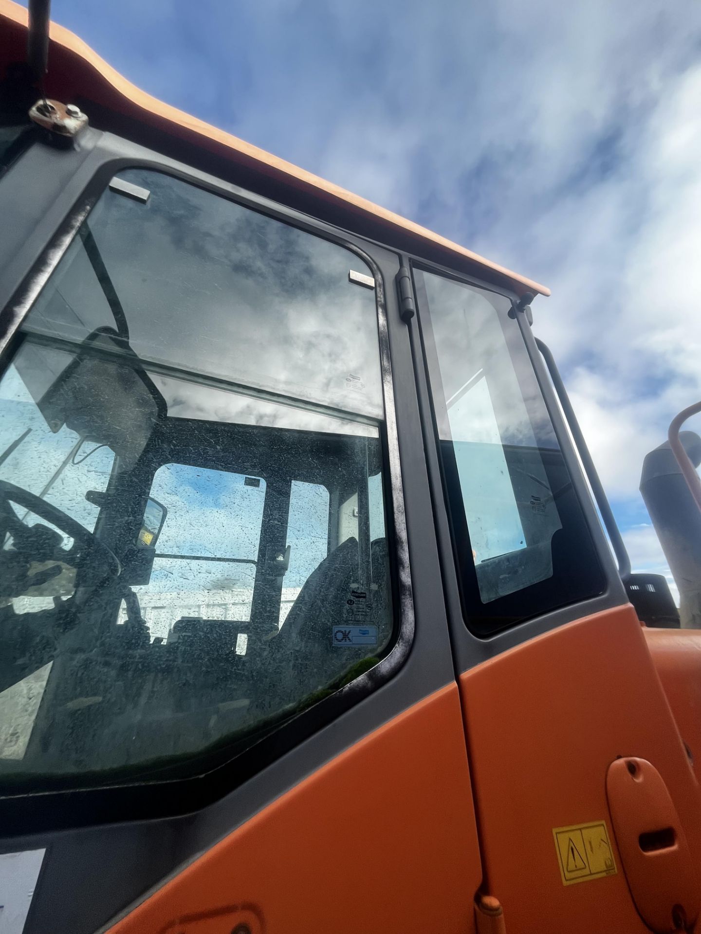 DOOSAN DL420 LOADING SHOVEL - Image 17 of 18