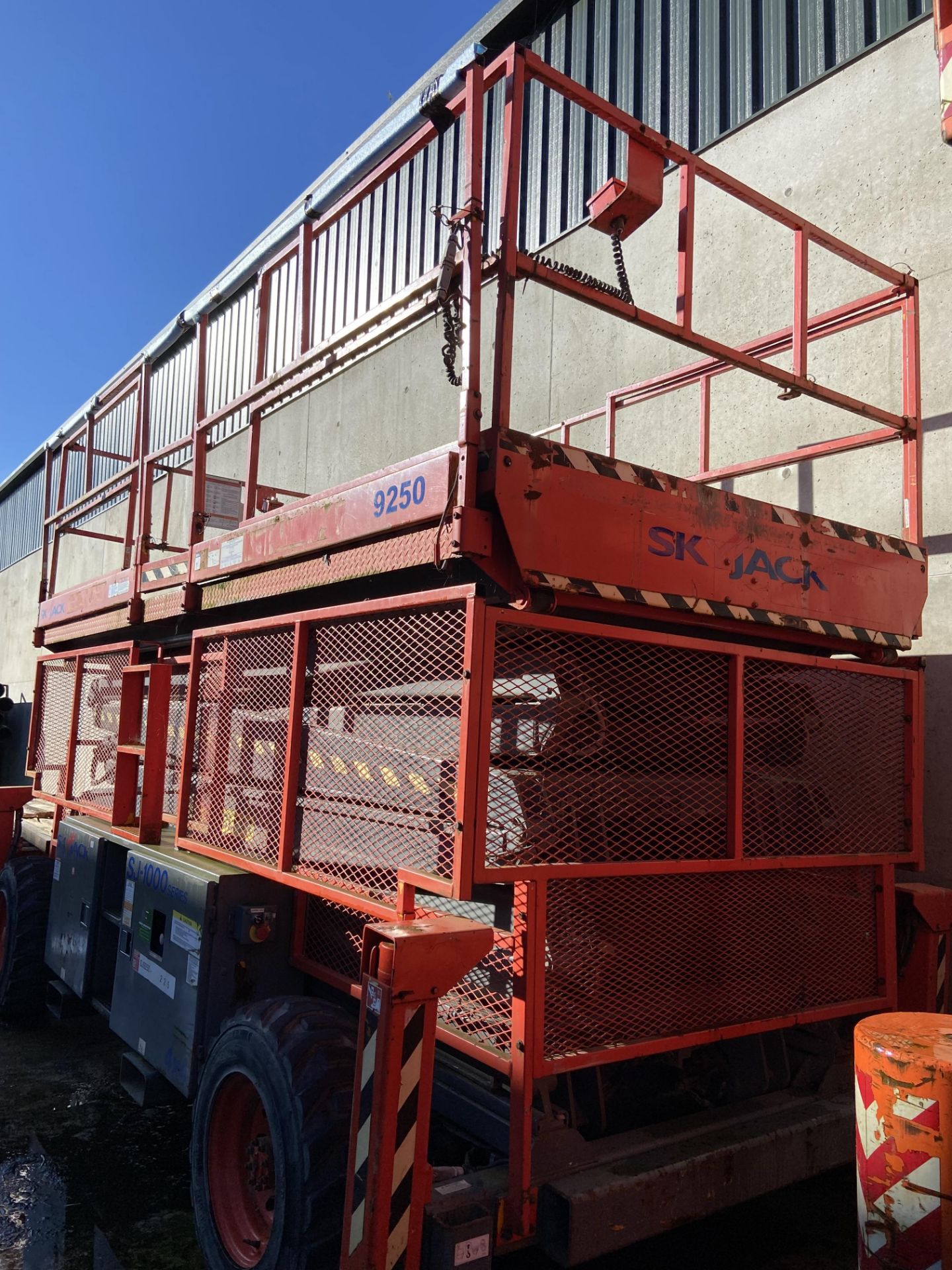 SKY JACK 4X4 SCISSOR LIFT