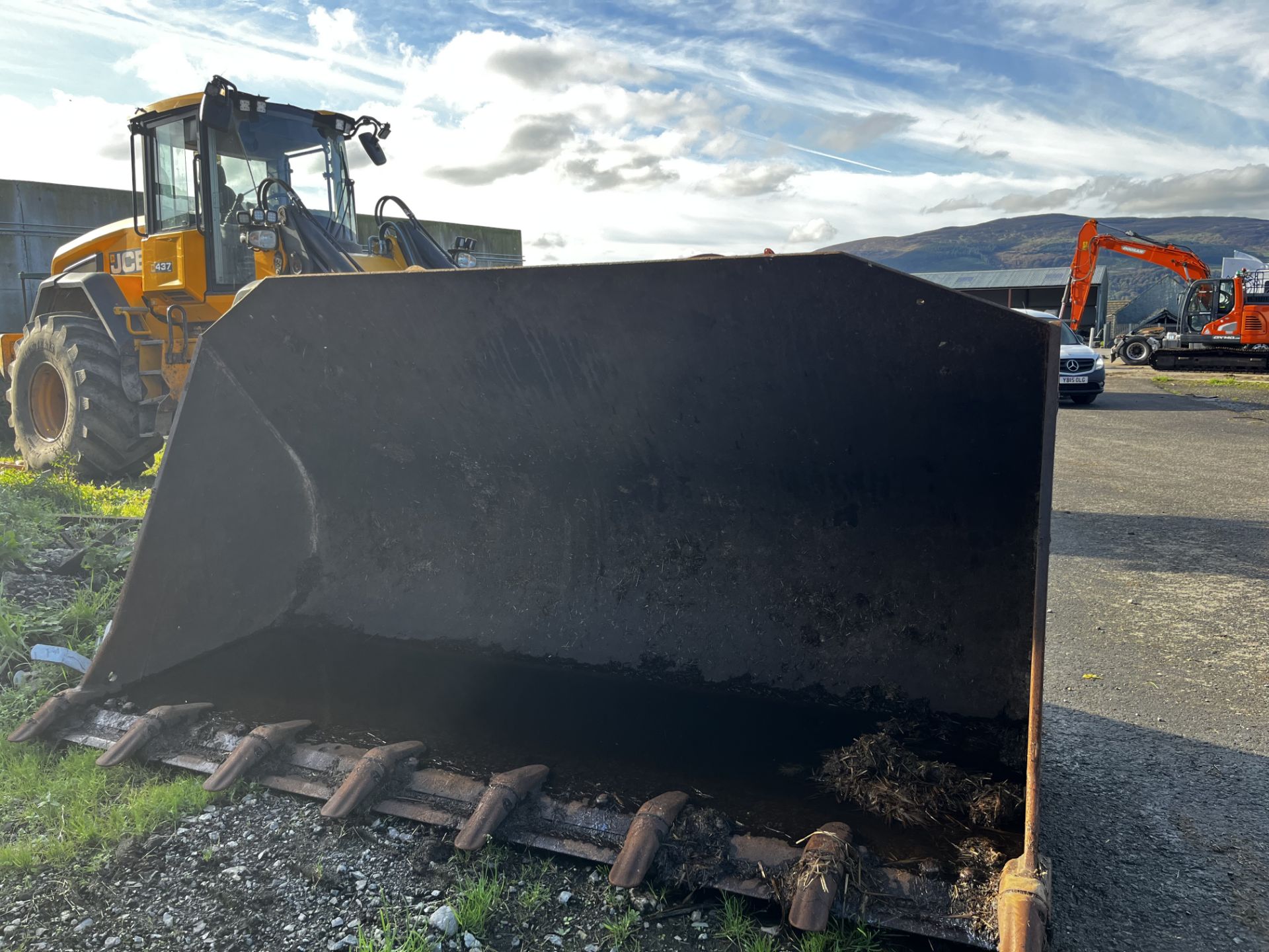 FRONT LOADER BUCKET