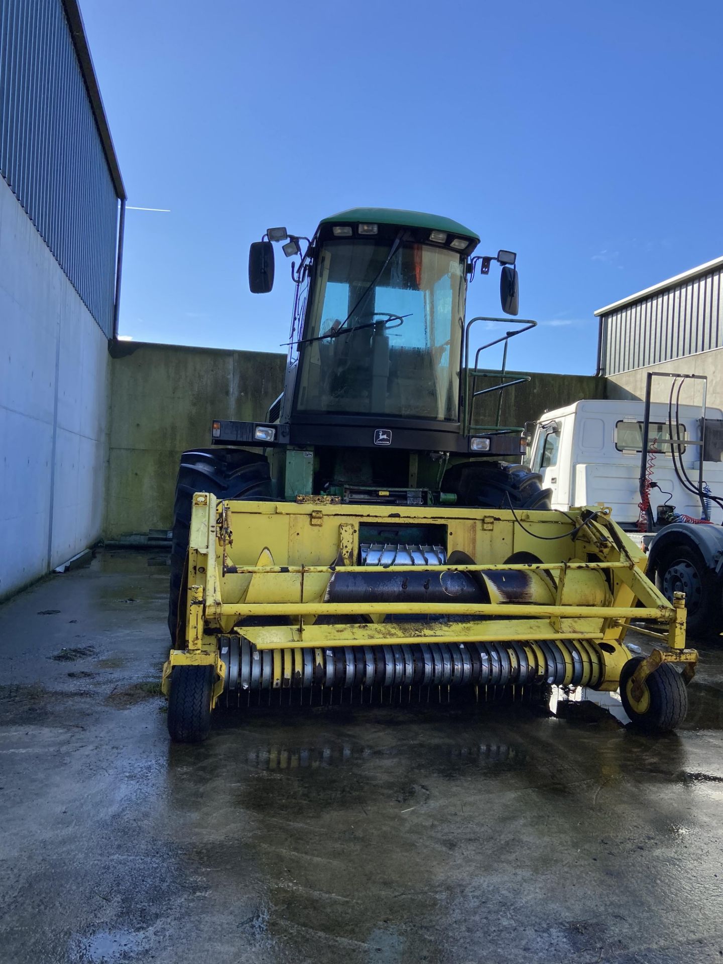 JOHN DEER 6750 HARVESTER