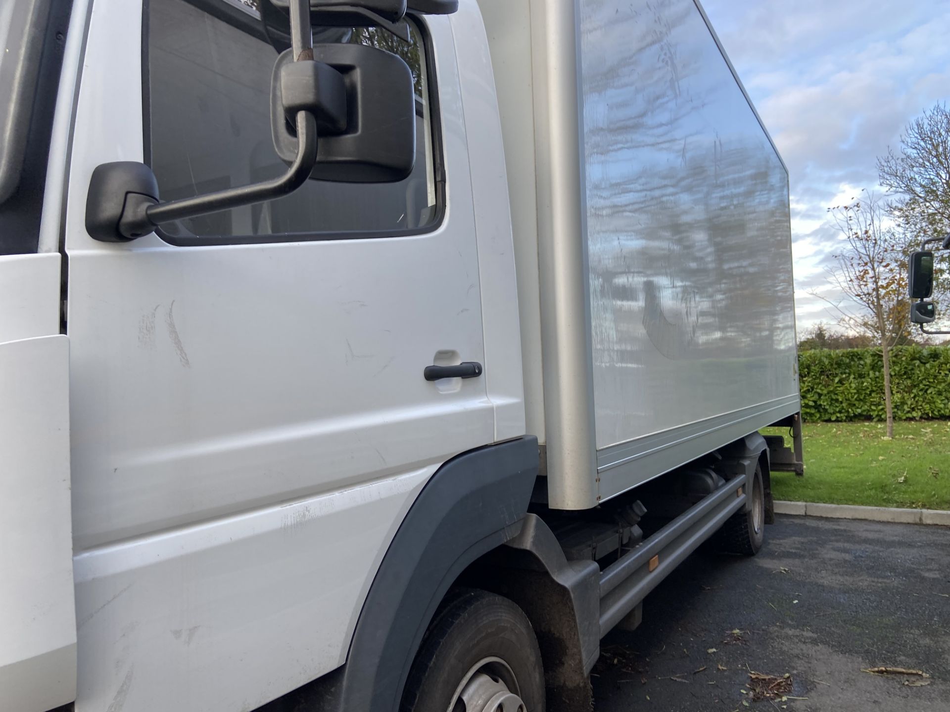 MERCEDES BOX TRUCK - Image 4 of 10