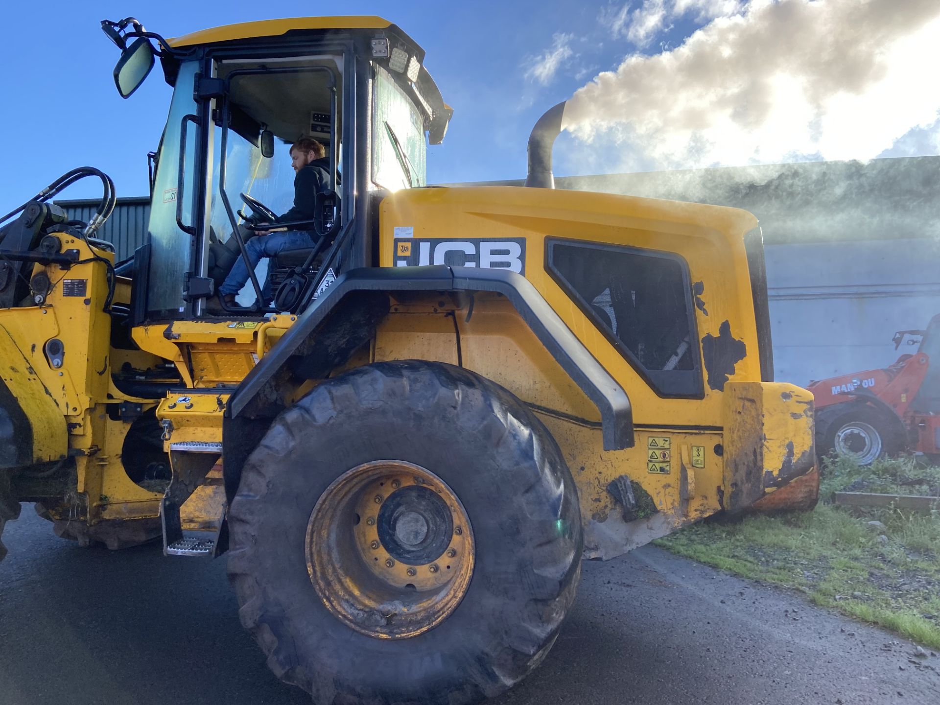 2018 JCB 437 LOADING SHOVEL - Image 2 of 23