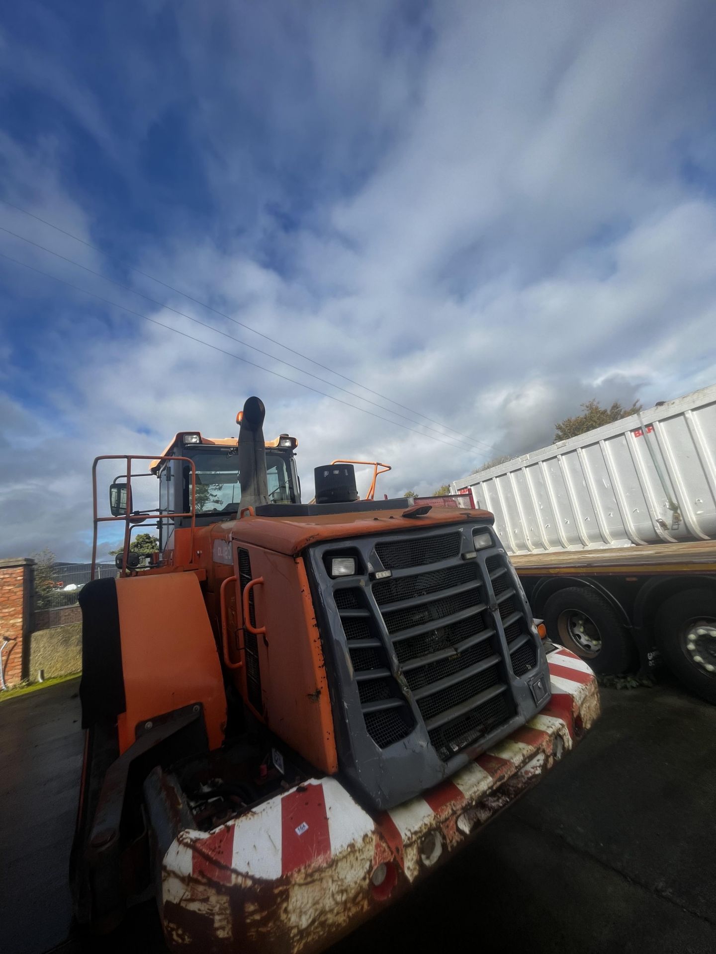 DOOSAN DL420 LOADING SHOVEL - Image 2 of 18