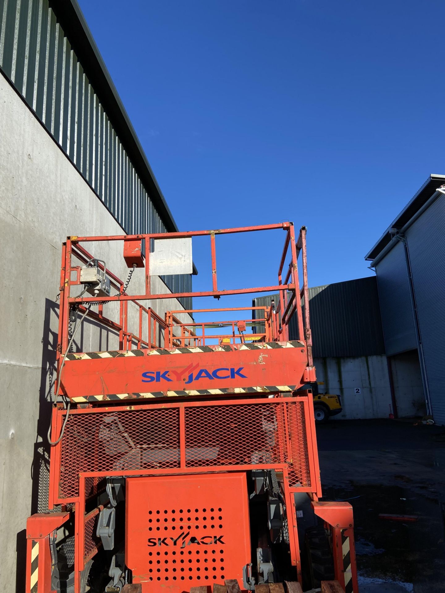 SKY JACK 4X4 SCISSOR LIFT - Image 4 of 5