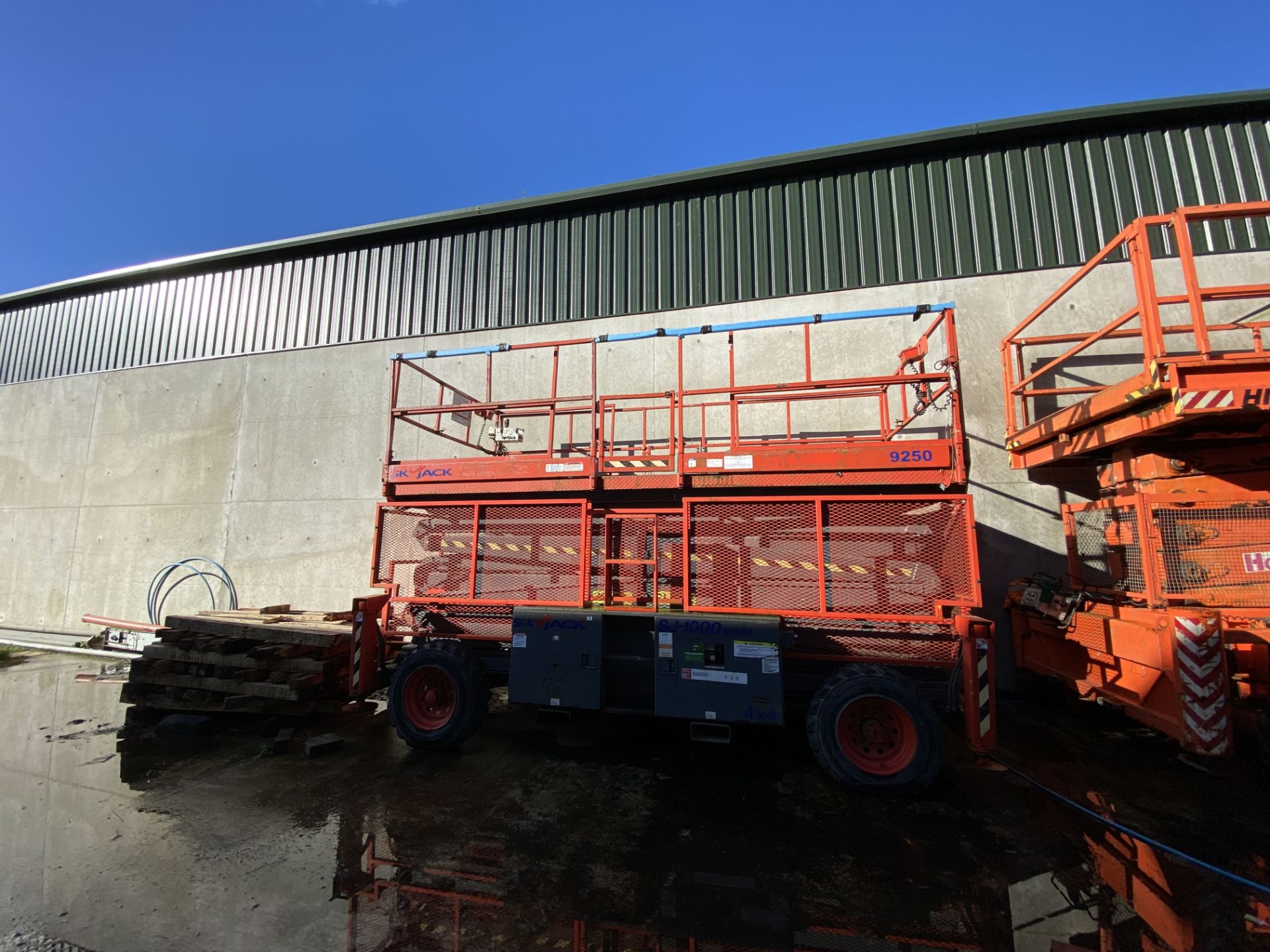 SKY JACK 4X4 SCISSOR LIFT - Bild 2 aus 5