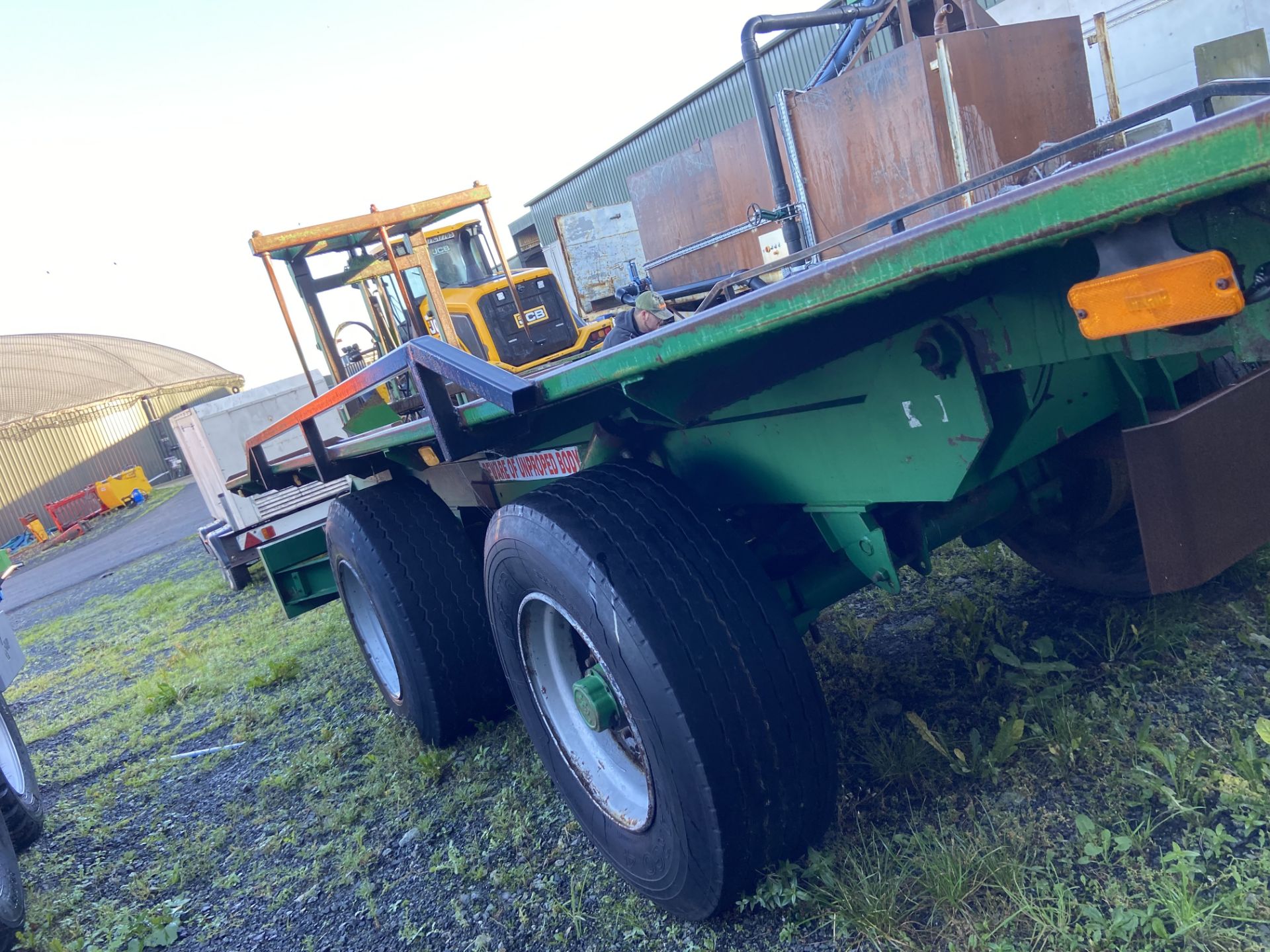 TILT BALE TRAILER WITH FORKS - Image 3 of 17