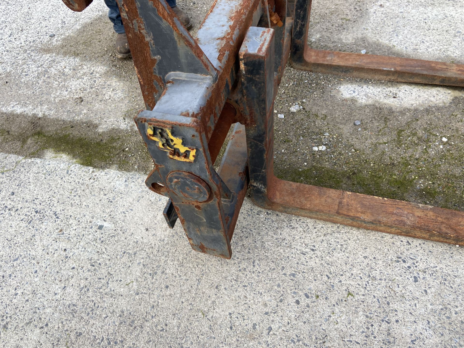 R&M FORKLIFT ATTACHMENT - Image 5 of 7