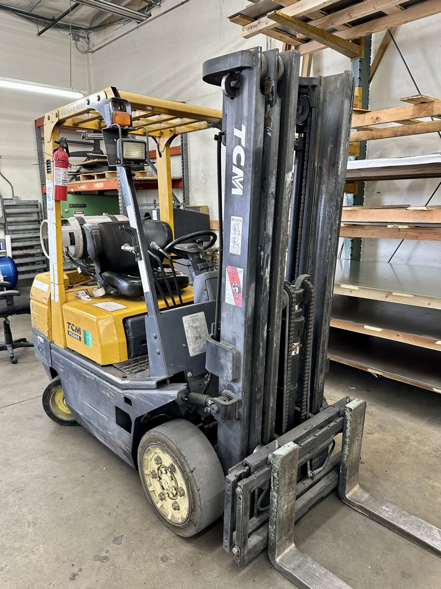 TCM LPG FORKLIFT, MODEL FCG25T7T, 4,300 LB CAPACITY, SIDE SHIFT, 3-STAGE MAST, SOLID TIRES, LOAD - Image 2 of 12