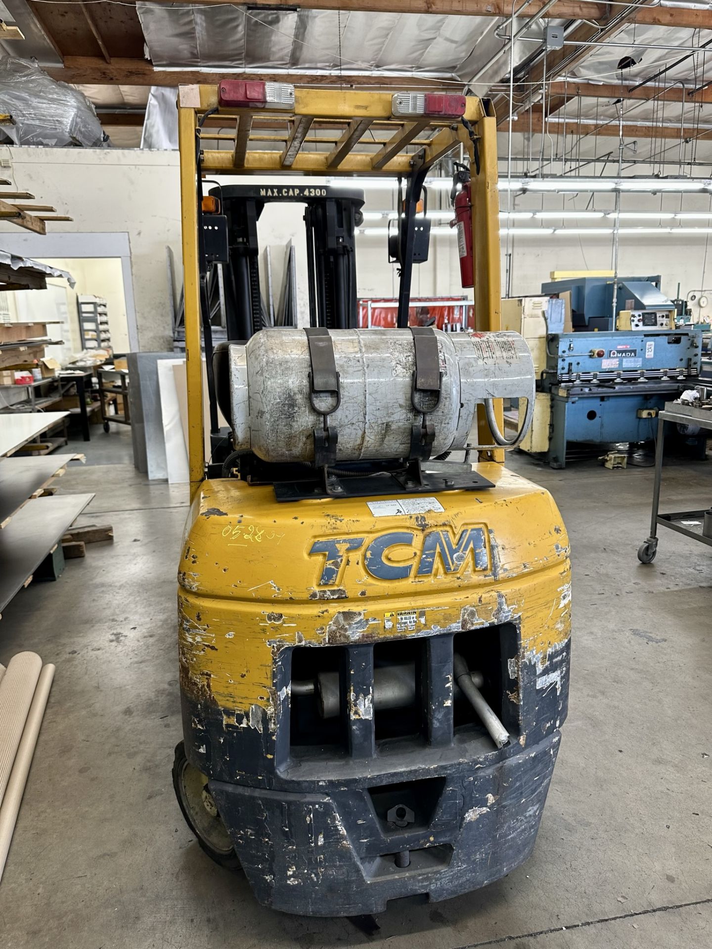 TCM LPG FORKLIFT, MODEL FCG25T7T, 4,300 LB CAPACITY, SIDE SHIFT, 3-STAGE MAST, SOLID TIRES, LOAD - Image 8 of 12