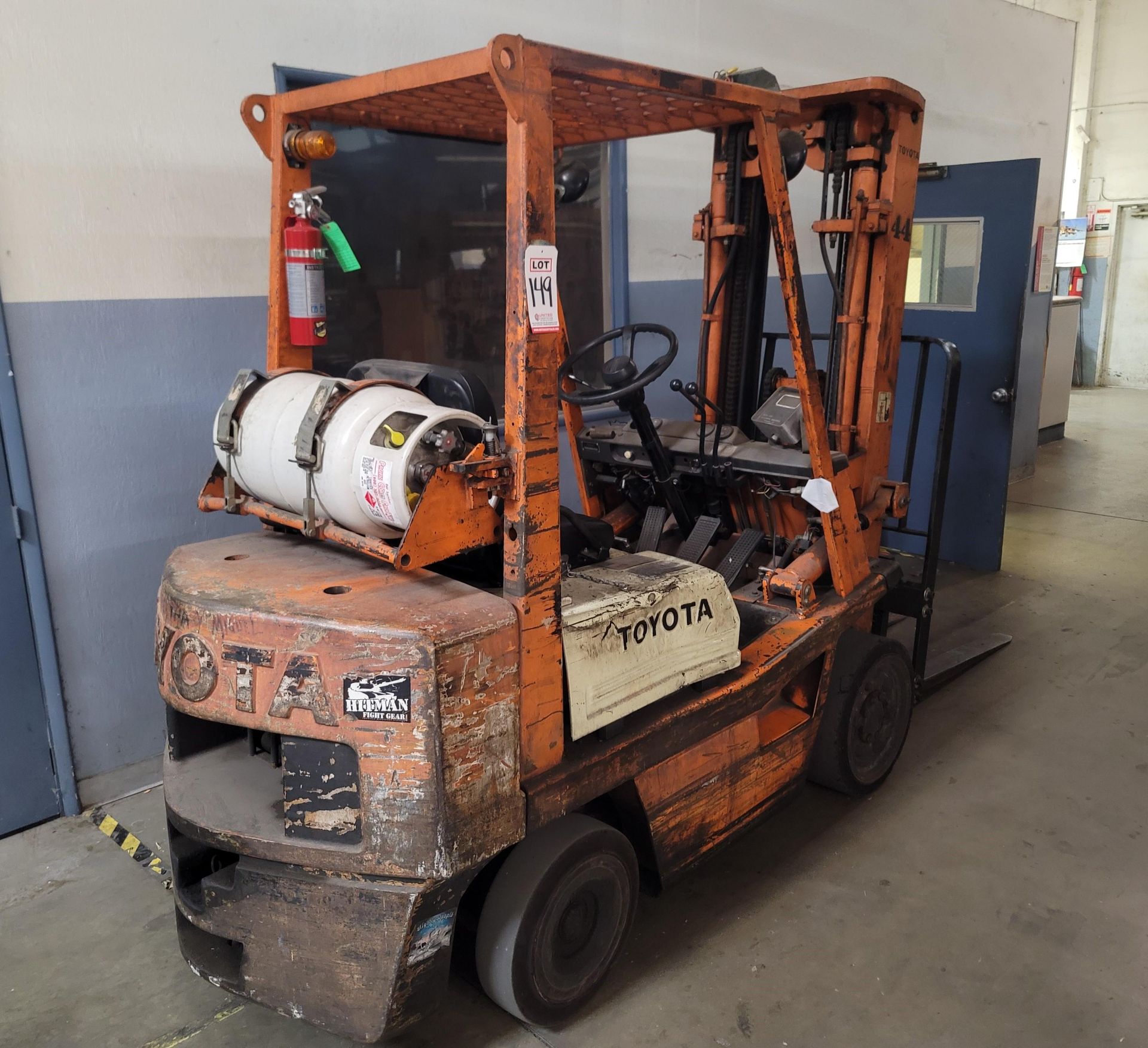 TOYOTA LPG FORKLIFT, 4,000 LB CAPACITY, DATA TAG MISSING, APPROX. 1,050 HOURS, 3-STAGE MAST, SOLID