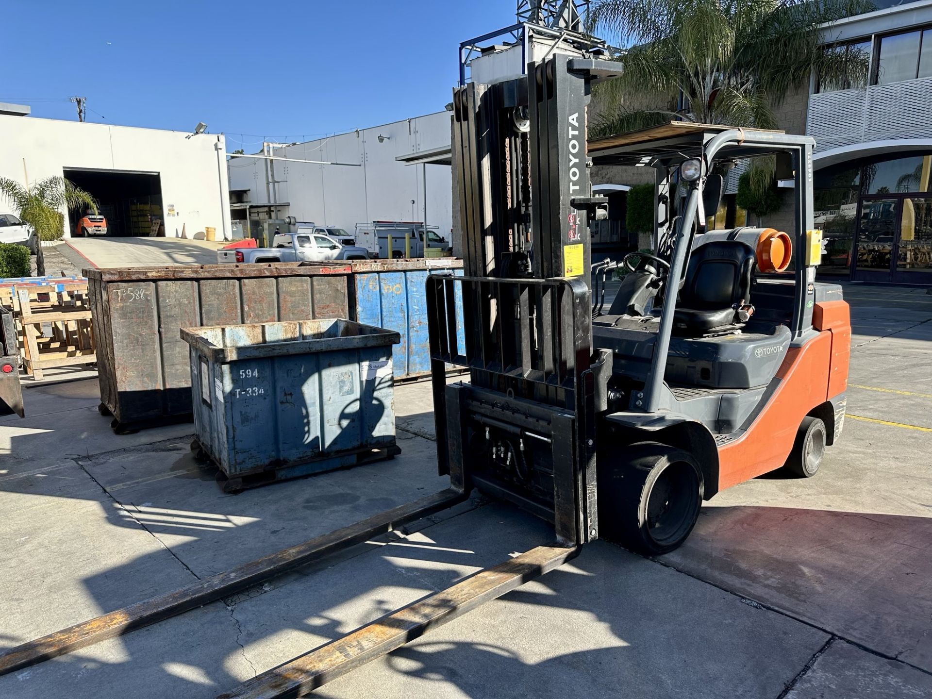 TOYOTA LPG FORKLIFT, MODEL 8FGC45U, 10,000 LB CAPACITY, 3-STAGE MAST, 94" FORKS, SIDE SHIFT, LOAD