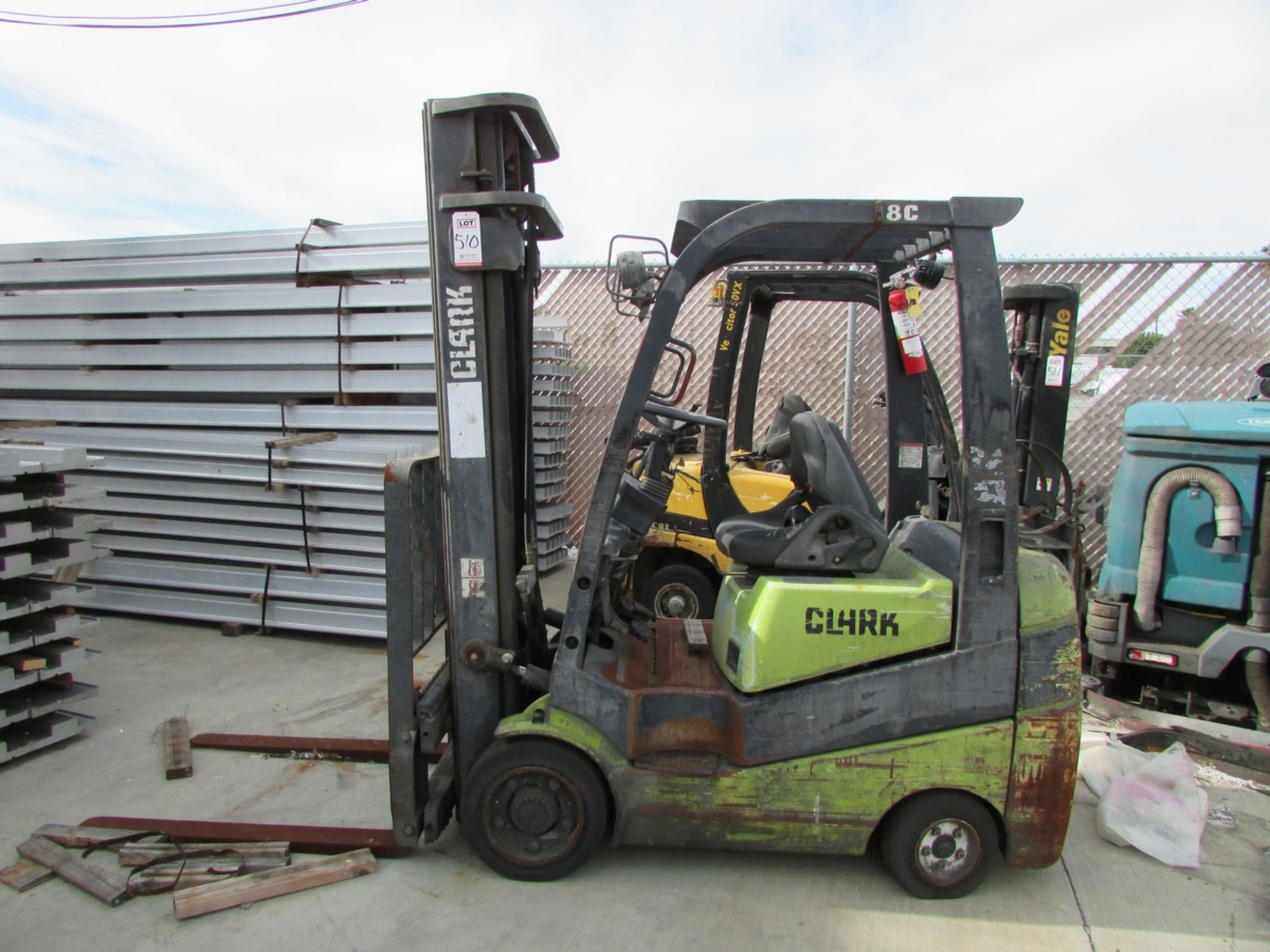 CLARK LPG FORKLIFT, MODEL C18CL, 2,750 LB CAPACITY, 213" 3-STAGE MAST, 42" FORKS, SIDE SHIFT, - Image 2 of 11