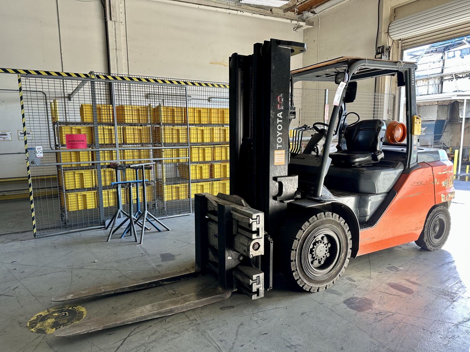 TOYOTA LPG FORKLIFT, MODEL 8FG45U, 10,000 LB CAPACITY, 3-STAGE MAST, 53" FORKS, SIDE SHIFT, LOAD