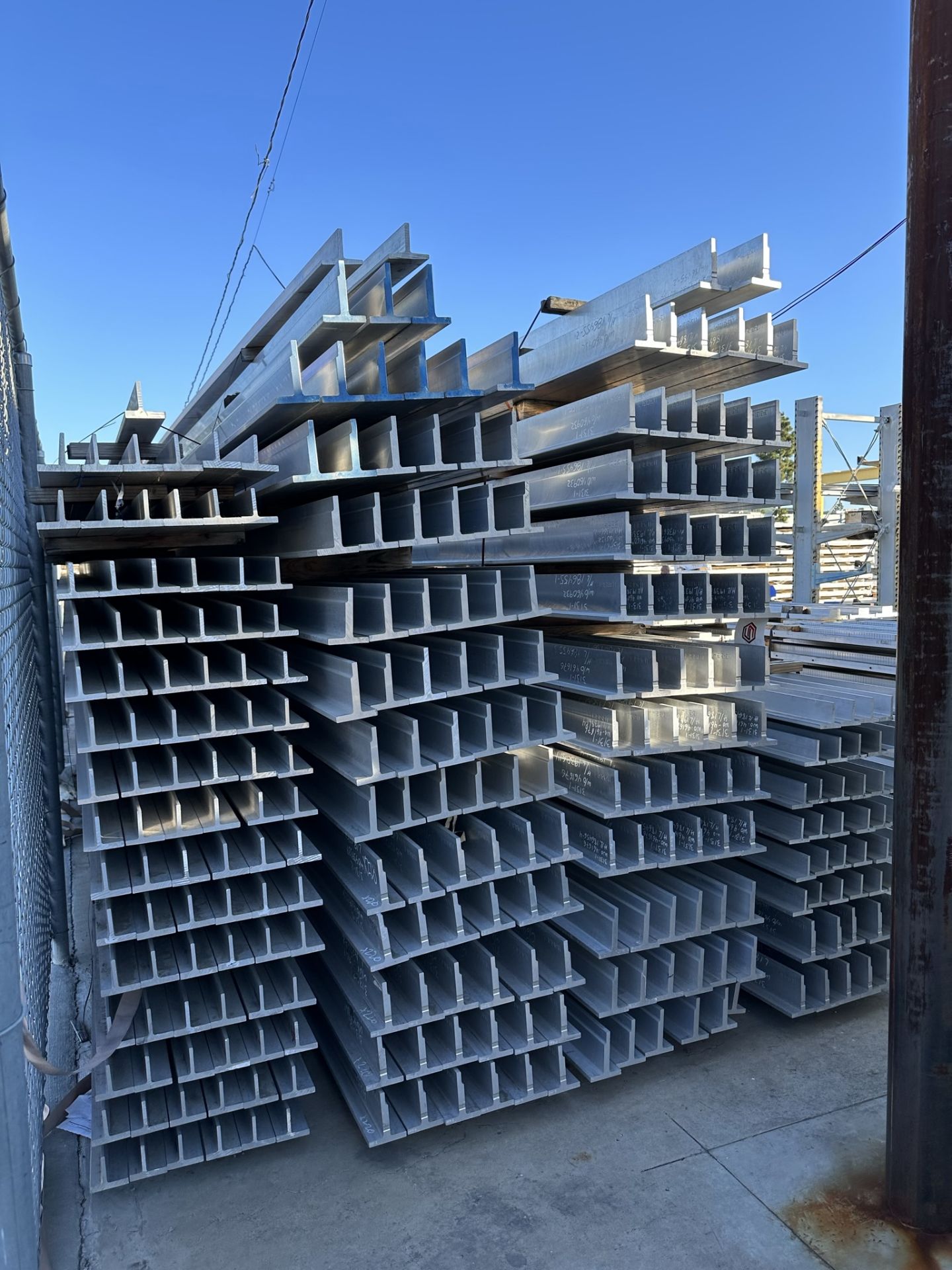 LOT - STACKS OF T-SHAPED EXTRUDED ALUMINUM MATERIAL, SEE PICTURES. DISCLAIMER: QUANTITIES AND - Image 4 of 4