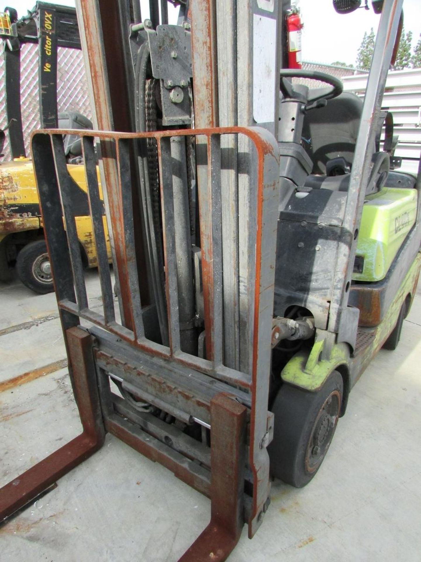 CLARK LPG FORKLIFT, MODEL C18CL, 2,750 LB CAPACITY, 213" 3-STAGE MAST, 42" FORKS, SIDE SHIFT, - Image 10 of 11